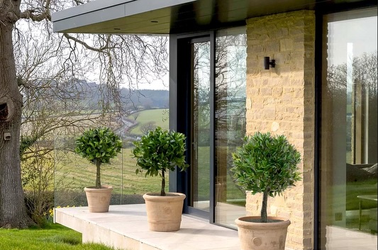 Contemporary countryside living ๐ฟโจ
A lightweight, modern pavillion extension which frames the beautiful Isle of Wight hills.