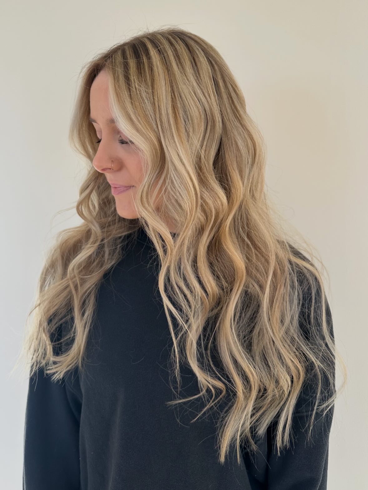Maximum brightness, zero brass 🥂 by @beautybybecccca
#buckshappening #buckscountyhair #blondedimension #buckscountyhairsalon