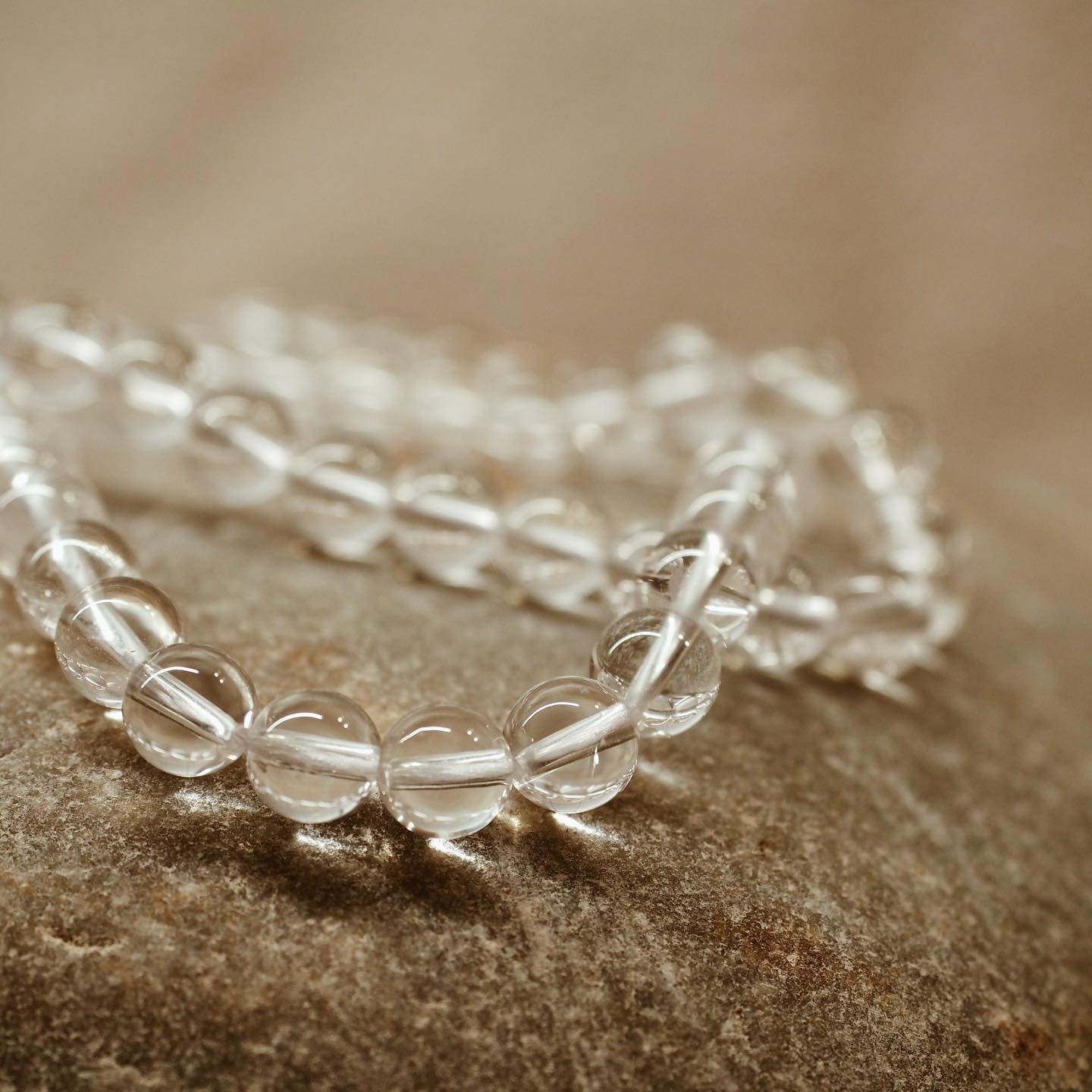 Bergkristal 🔮
Rein & energetisierend wie fliessenden Wasser - unterstützt dich in deinen Entscheidungen & verstärkt die Energie der dazu kombinierten Steine. ✨
Ein sehr kraftvoller Stein, der deine Schwingung stark erhöht.
#Mut #Bewusstsein #Schwingung