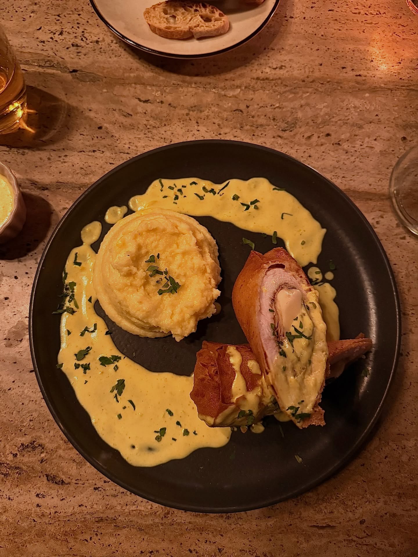 Notre Roulé de Cordon Bleu croustillant, polenta crémeuse, sauce curcuma, c’est LE plat qui fait l’unanimité auprès des petits et des grands 🥰
#restaurantfamilial #marrakech #restaurantmarrakech #frenchfood #cordonbleu