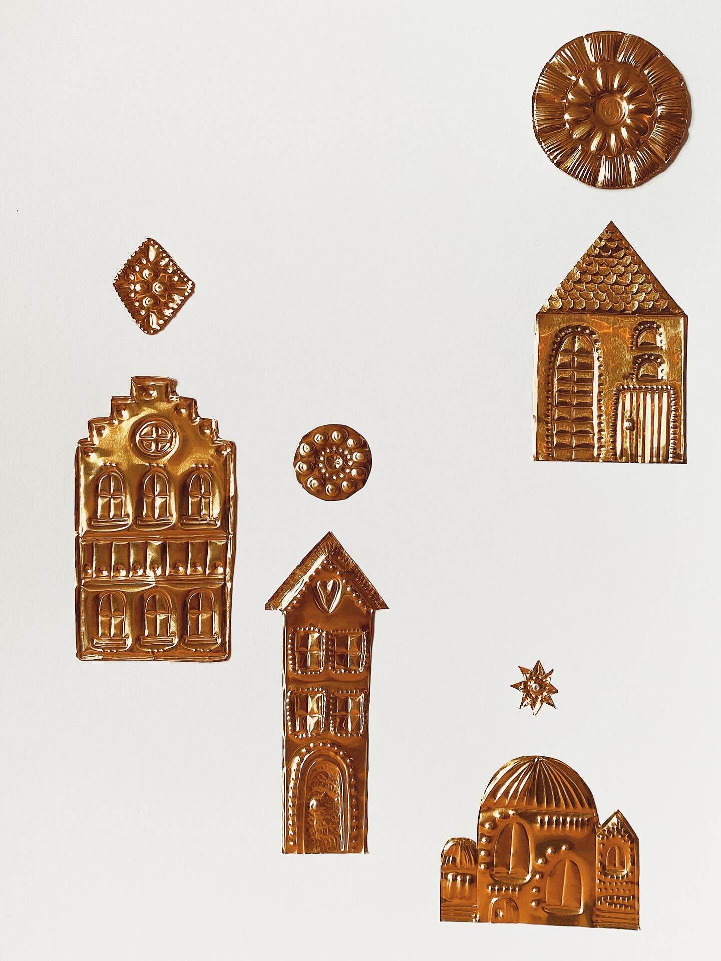 • MAISONS AMULETTES •
Chaque lieu de vie a son énergie propre.
Chaque lieu de vie peut être célébré comme un temple.
Un endroit duquel peuvent naître nos rêves.
Un espace sacré où aimer nos proches, cuisiner, se nourrir, apprendre, grandir, danser et rire.
Je réfléchis à remettre en route ma boutique, est-ce-que ces petites maisons pourraient vous plaire ?
J’ai pense aussi à vous en créer sur mesure.
Comme pour bénir, chérir, célébrer votre chez-vous.
Il vous suffirait de m’envoyer une photo pour avoir votre propre création unique.
🏰🏯⛺️🛖🏠🏡🕌🛕