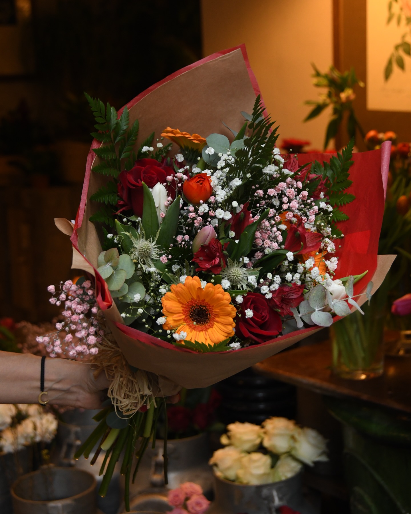 Aquest Sant Valentí 2026, celebrem l’amor en totes les seves formes amb una col·lecció exclusiva de rams dissenyats amb delicadesa, elegància i passió pels detalls.
Cada composició ha estat creada amb flors fresques de temporada i seleccionades amb la màxima cura, combinant textures, colors i aromes per transmetre emocions autèntiques. Des dels clàssics tons vermells fins a propostes més suaus i sofisticades, trobaràs el ram perfecte per sorprendre i emocionar.
Regala sentiments, regala flors.
Fes la teva comanda amb antelació i assegura’t que aquest 14 de febrer arribi amb tota la màgia que es mereix.
📍Travessía de la Borriana 14
🌐 carlotasegalaflors.net
☎️ 937 27 82 67
HORARI SANT VALENTÍ:
Divendres i Dissabte de 9:00 a 21:00