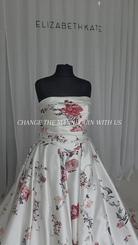 Change the mannequin with us 🌹
#mannequin #weddingdress #floralweddingdress #flowers #alternativebride