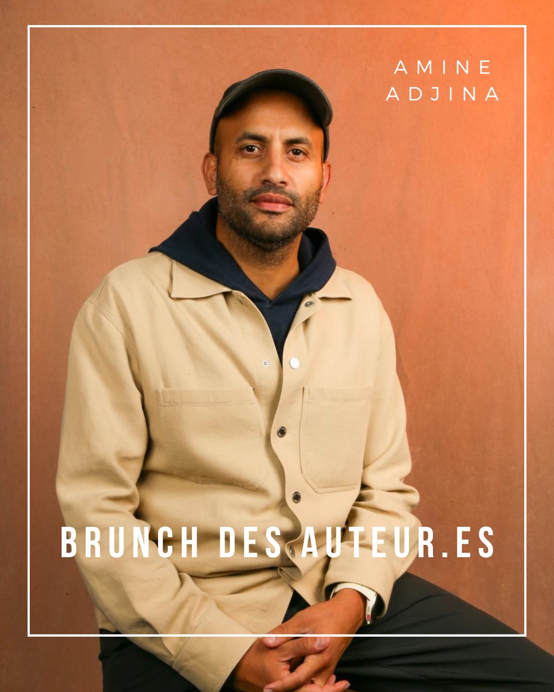 Hier matin, 11 adhérent·es de la Scénaristerie ont rencontré Amine Adjina, auteur-réalisateur, autour de son premier long-métrage “La petite cuisine de Mehdi”, sorti en décembre. Amine nous a raconté la genèse de son film, passé par l’Atelier scénario de la Fémis, mais aussi partagé son riche parcours. D’abord comédien pour d’autres, puis dramaturge et metteur en scène au théâtre, Amine a parlé de sa pratique de l’écriture pour le cinéma, particulièrement inspirée par les lieux, de son rapport à la comédie et de son appétence pour les dialogues. Il a évoqué les thèmes qui le travaillent, notamment la double culture. Merci à lui pour sa générosité !
@amine.adjina