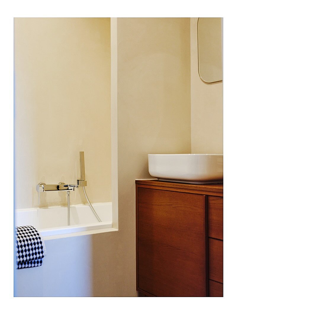 Projet Vauquelin - Pose du béton ciré dans la salle de bain www.costaudrenovation.com 📸Photographies Edouard Jacquinet