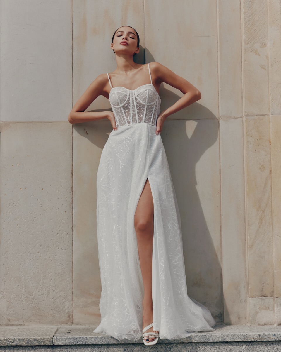 Dress Astra ✨
Dieses atemberaubende Brautkleid vereint eine strukturierte Corsage mit feiner Spitze und zarten Trägern – perfekt für die Braut, die einen femininen und selbstbewussten Look liebt.
Der fließende Rock mit hohem Beinschlitz sorgt für einen Hauch von Glamour und Leichtigkeit – ideal für den großen Auftritt und unvergessliche Momente. 🤍
Ein Kleid für Bräute, die modern lieben und gleichzeitig nicht auf romantische Details verzichten möchten.
Jetzt Termin zur Anprobe sichern und dein Traumkleid finden ✨
#brautkleid #modernbride #bridalstyle #hochzeit2026 #brautmoden