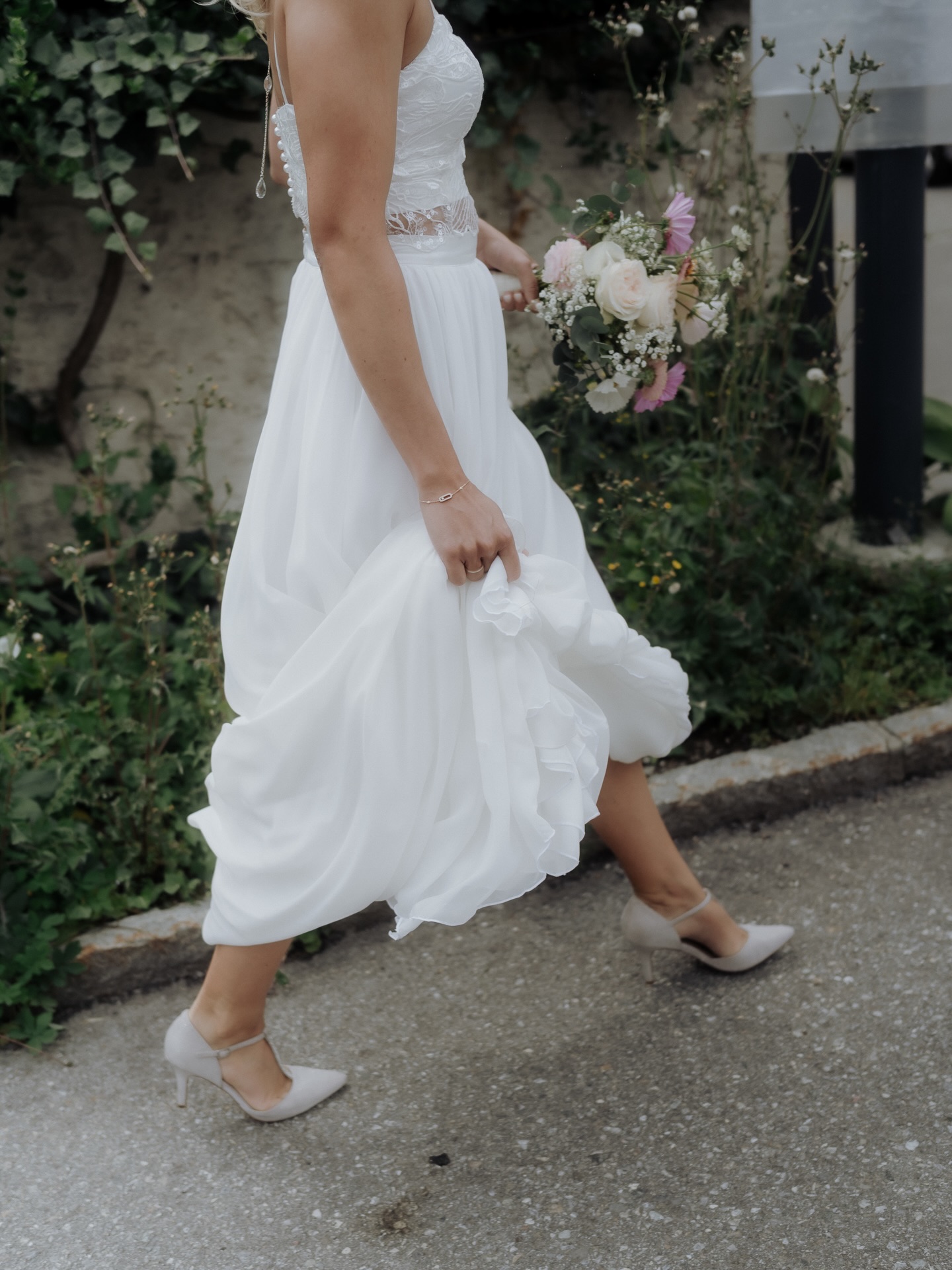 🤍 Pure Leichtigkeit für deinen großen Tag 🤍
Manchmal braucht es nicht viel – nur ein Look, der dich strahlen lässt.
Zarte Träger, eine feminine Spitze im Oberteil und ein fließender Rock, der bei jedem Schritt mitschwingt ✨
Dieser Zweiteiler steht für moderne Romantik und unbeschwerte Eleganz – perfekt für standesamtliche Trauungen, freie Trauungen oder die Braut, die es leicht und natürlich liebt.
Und das Wichtigste?
Du sollst dich nicht verkleidet fühlen – sondern einfach wie die schönste Version von dir selbst. 🤍
Sichere dir jetzt deinen Anprobetermin und finde dein Traumkleid ✨
Real Bride @daniela___fitness
Fotos by @michaelbanert
Blumen @flora_blumenmomente
#brautkleid #wedding #modernbride #braut2026 #realbride