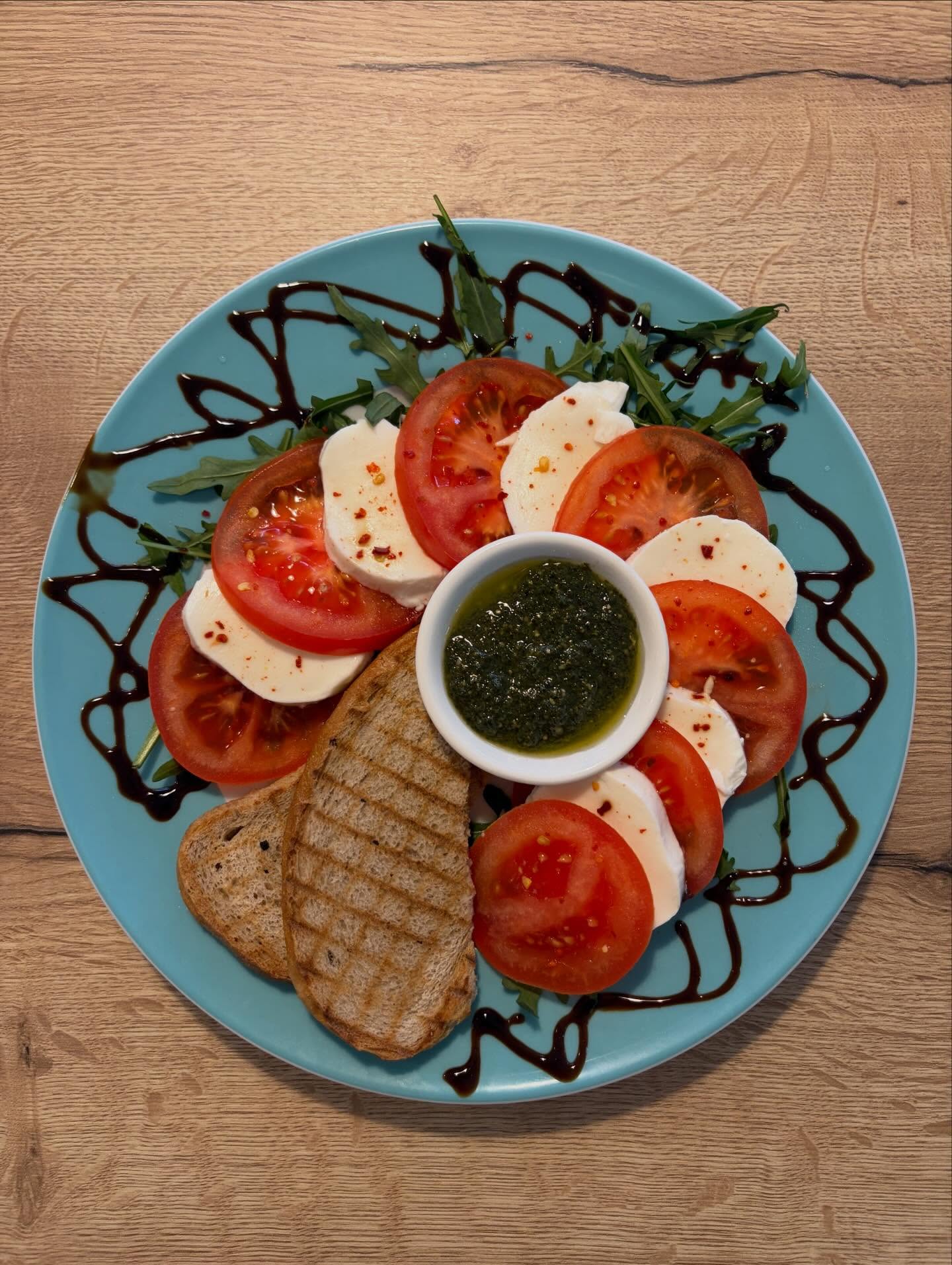 Mittagstisch - diese Woche mal tomatig. Mit fruchtiger Tomatensuppe (6€) und Tomate Mozarella Salat (7€). Und wer mal Lust auf was neues Leckeres hat: Flammkuchen mit Rote Beete, Zwiebeln, Feta und Extra Käse (8€). Das BRUNSWIG 1871 Team wünscht „Guten Appetit“! Middach gibt‘s bei uns übrigens täglich von 12-14:30 Uhr. Also auch am Wochenende ✨ #todendorf #brunswig1871 #dasguteliegtsonah #stormarn