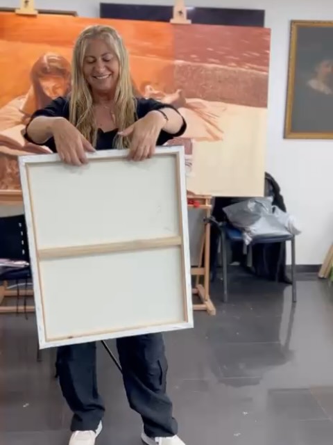 !Felicitamos a nuestra querida alumna @shadia_shahwan ☀️ por terminar su primer retrato al óleo en blanco y negro de su hija @mayrabish
“May en Irán” es el título que le puso a la obra y la expuso en ArtWeek🎉, hermoso trabajo completado en su curso de pintura al óleo guiada por el profesor @domenech.art ✨️!.
¿Siempre quisiste aprender arte pero no sabías por dónde empezar? En la Academia te guiamos paso a paso 🌟.
#pinturaAlOleo
#clasesdepintura
#art
#oilpainting
#amalascondes