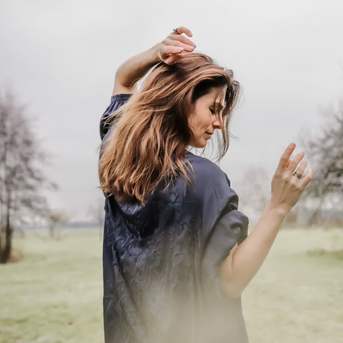 》》: Wat betekent het voor jou om vrouw te zijn?
Ik ben heel benieuwd. En ik wil je vragen om niet een "perfect" antwoord te geven of te delen wat je verlangen is of hoe je denkt dat het hoort te zijn.
Hoe voelt het nu? Als je jezelf te vraag stelt in het -nu- "Wat betekent het voor mij om vrouw te zijn?"
Hoe voelt het?
Voel je je vrouw?
Leef je vanuit je vrouwelijke energie?
Heb je enig idee wat 'vrouwelijke energie' betekent voor jou?
Wat vrouw zijn betekent voor jou?
Ik ga ook even invoelen, opnieuw, wat het betekent voor mij om vrouw te zijn. Hoe het voelt, in het nu.
En... ben je zoekende met deze vraag, ontstaan er vraagtekens of wordt er een verlangen in je wakker. Dan ben je welkom, bij de prachtige vrouwencirkel op 28 maart in Haarlem
🤍 'Awaken Your Inner Witch' - een plek voor verbinding, heling en sisterhood 🤍
Maar ook een cirkel en veilig veld waarin je mag herinneren wat het voor jou betekent om vrouw te zijn in een wereld die toe is aan verandering. Een aarde die ernaar verlangt dat de vrouwelijke energie weer wortels krijgt.
Meer info? Comment 'vrouwencirkel' en ik stuur je link!
Vergeet niet hieronder te delen wat het voor jou betekent om vrouw te zijn -nu-. Ik ben zo benieuwd 🤍
Liefs Y.
#vrouwzijn #vrouwelijkenergie #vrouwencirkel #vrouwvandeaarde