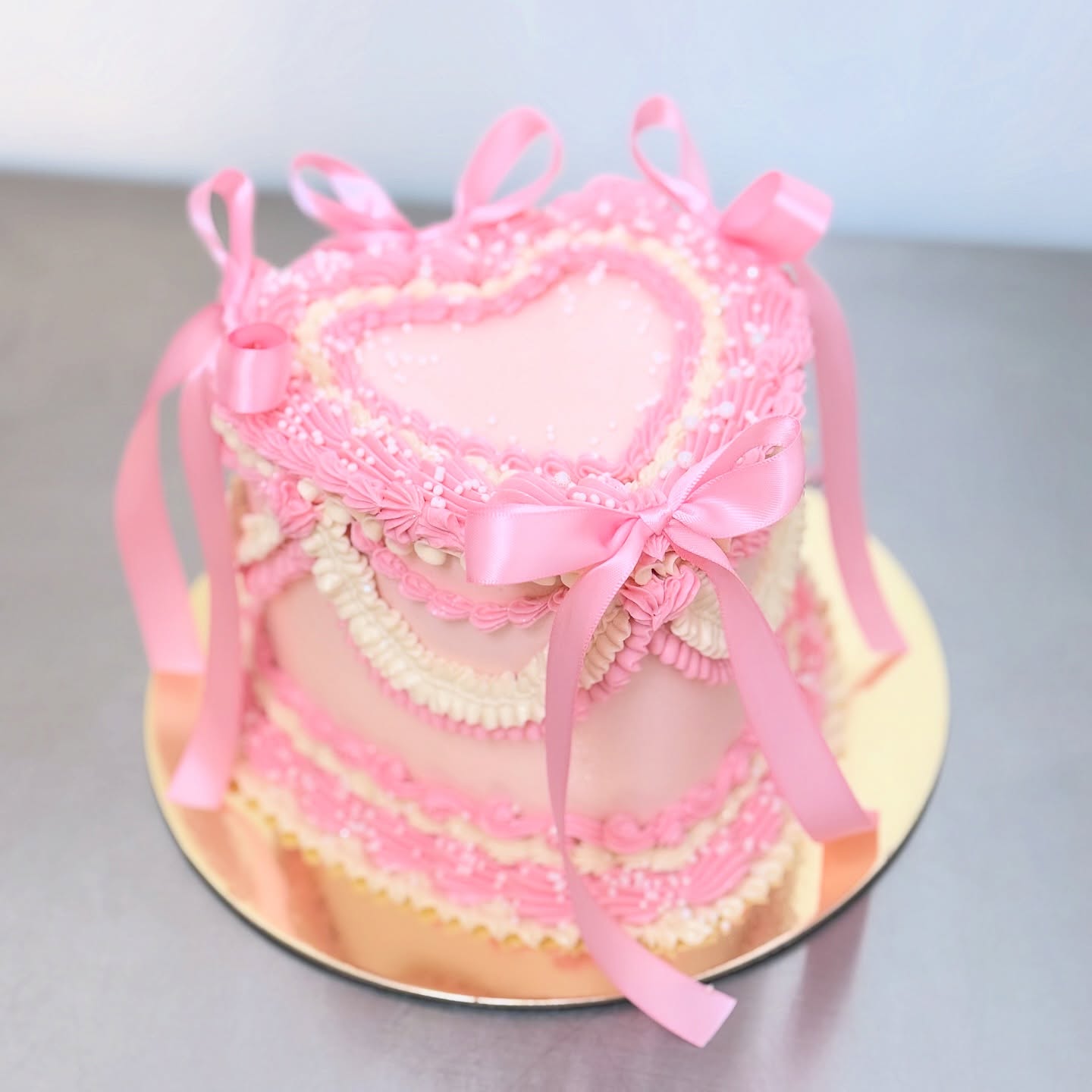 2 layer 6” vanilla cake fresh raspberries & rasp jam filling with vanilla buttercream 💖🎀💝
FrolicAndFollyLV.com 🌱
•
•
#vegan #bakery #lasvegas #cake #vegascake