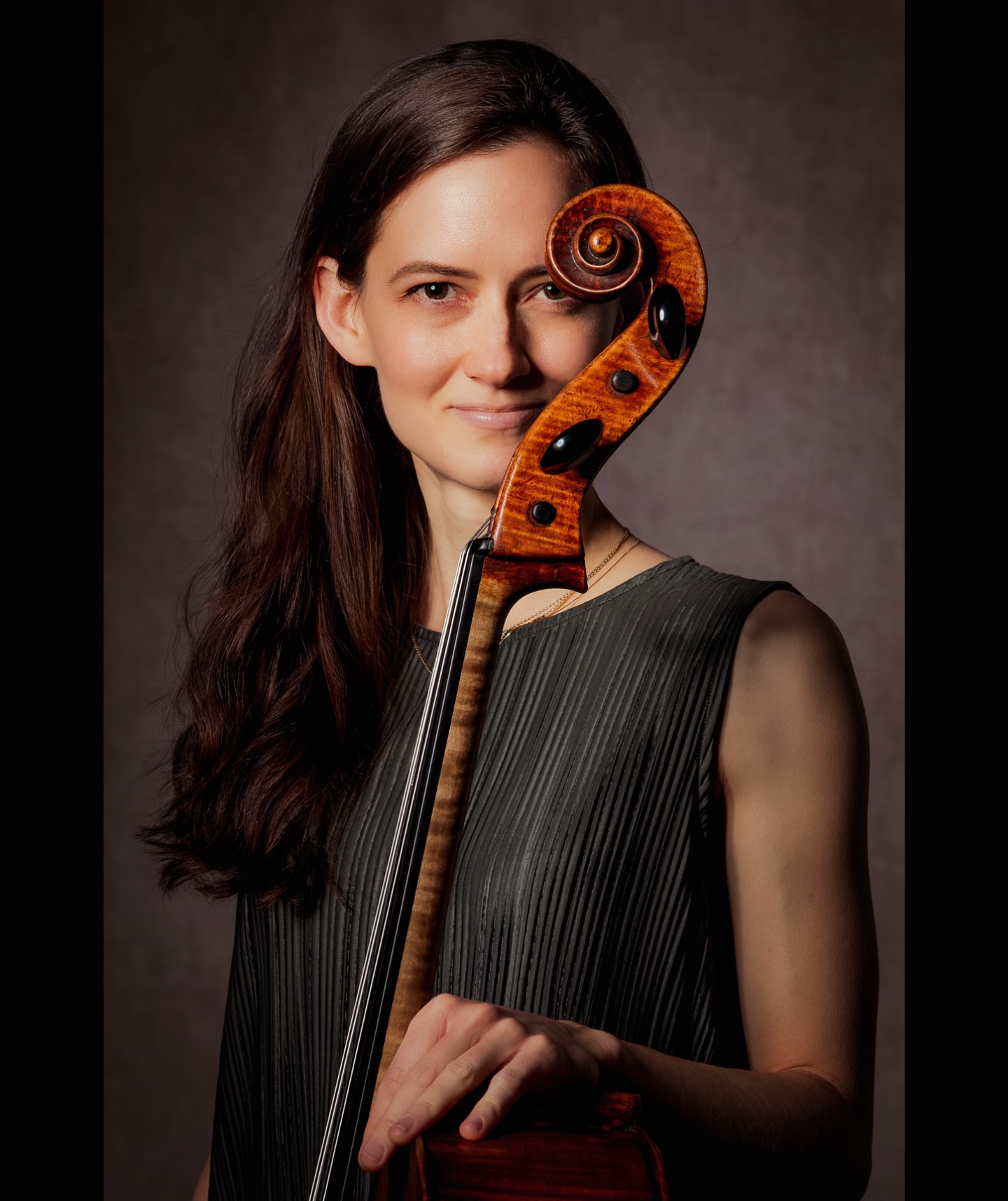 Sneak peek of my cello scroll ✨🌀
📷 @jessica_alice_fotografie
#music #musician #instamusic #cello #art