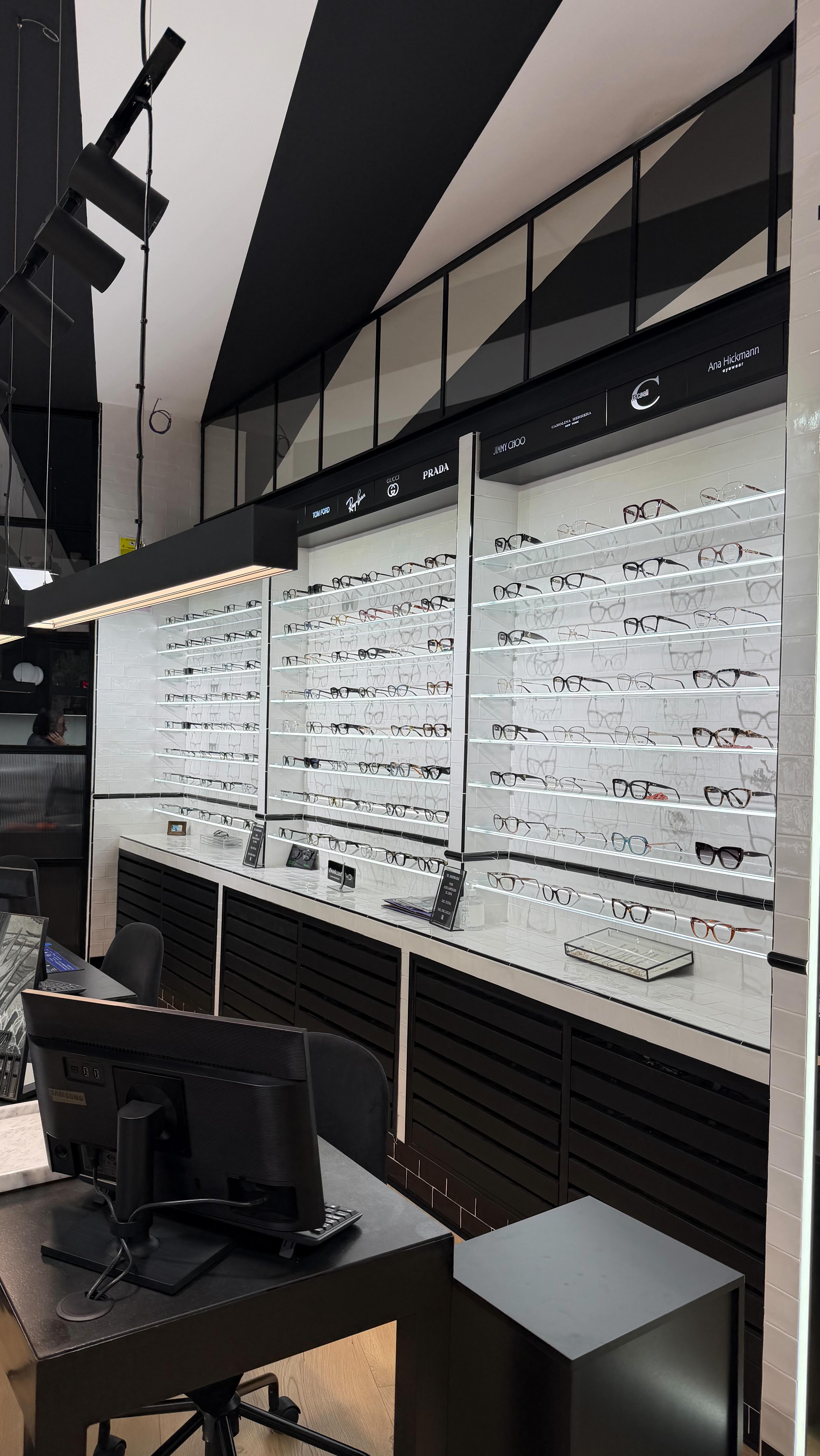 👁️ Cómo quitarte las lentillas SIN hacerte daño
Muchas úlceras no aparecen por la lentilla…
aparecen por cómo la quitamos.
❌ Ojo seco
❌ Manos mal lavadas
❌ Arrastrarla en lugar de pellizcar suavemente
Un mal gesto puede provocar una lesión en la córnea.
En el reel te enseñamos cómo hacerlo bien y proteger tu salud ocular.
📍 Óptica San Mateo
Mejor hábito hoy = menos problemas mañana.
#Lentillas #SaludOcular #ÓpticaSanMateo #CuidadoVisual