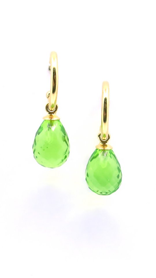 Zelfliefde zonder clichés
Niet elk juweel wordt gegeven.
Sommige koop je voor jezelf.
Niet omdat het “mag”.
Niet omdat het een trend is.
Maar omdat jij weet wat je hebt gedragen, doorstaan en gegroeid.
Sommige periodes in het leven gebeuren in stilte. Geen applaus. Geen bloemen. Geen getuigen. Alleen jij die elke dag opnieuw opstaat en verdergaat.
Een juweel kan zo’n moment markeren.
Niet voor de buitenwereld — maar als een zacht, tastbaar herinneren voor jezelf.
Aan je kracht.
Aan je zachtheid.
Aan wie je geworden bent.
Zelfliefde is niet luid.
Soms is het gewoon kiezen voor iets moois…
en weten: dit is voor mij.
#goudsmid
#zelfliefde
#juweelontwerp
#costummade
#uniekejuwelen