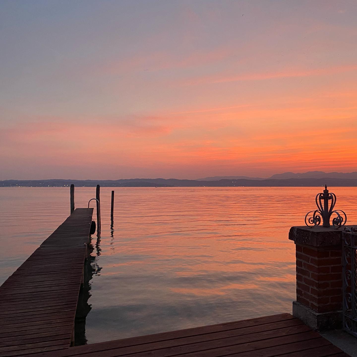 Yesterday’s sunset 🧡
#villapioppi #villapioppihotel #villapioppirestaurant #villapioppipizzeria #sirmione #gardalake