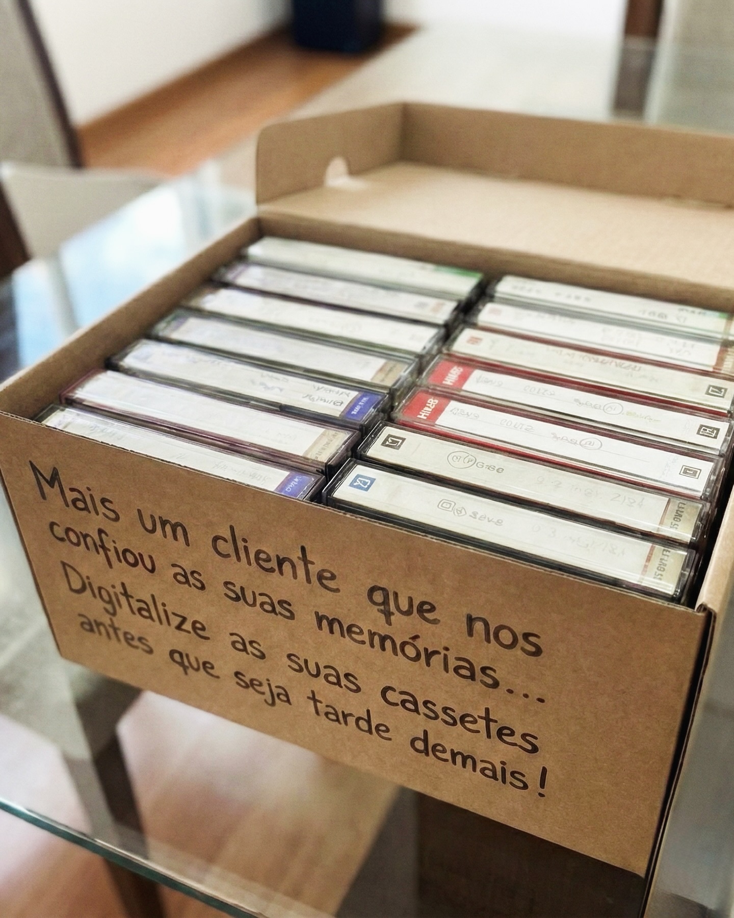 Há memórias que não podem ficar esquecidas numa gaveta. 📼💛
Estas cassetes guardavam momentos únicos — aniversários, festas, viagens, sorrisos e pessoas que fazem parte da sua história.
Depois do processo de digitalização, estas recordações ganharam uma nova vida… agora guardadas em pen, prontas a serem vistas a qualquer momento e em qualquer lugar. ✨
Este trabalho foi realizado para um cliente de Lisboa, que nos confiou algo verdadeiramente especial: pedaços da sua vida. 🫶
É sempre uma honra transformar vídeos antigos em memórias eternas.
Se também tem cassetes guardadas, este é o momento de as trazer de volta e preservá-las para o futuro.
Saiba mais no link da bio🙂