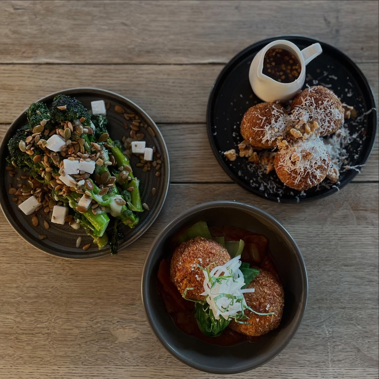 โจNEW MENUโจ
A selection of our small plates which are perfect for sharing:
- Thai fishcakes, bok choy, spicy Lao tomato salsa
- Pear & taleggio arancini, hot honey & walnuts
- Purple sprouting broccoli, lemon & garlic dressing, vegan feta
#bristolgoodfood #bristolwheretoeat #bristolfoodanddrink #bristolrestaurant #bristolpubfood