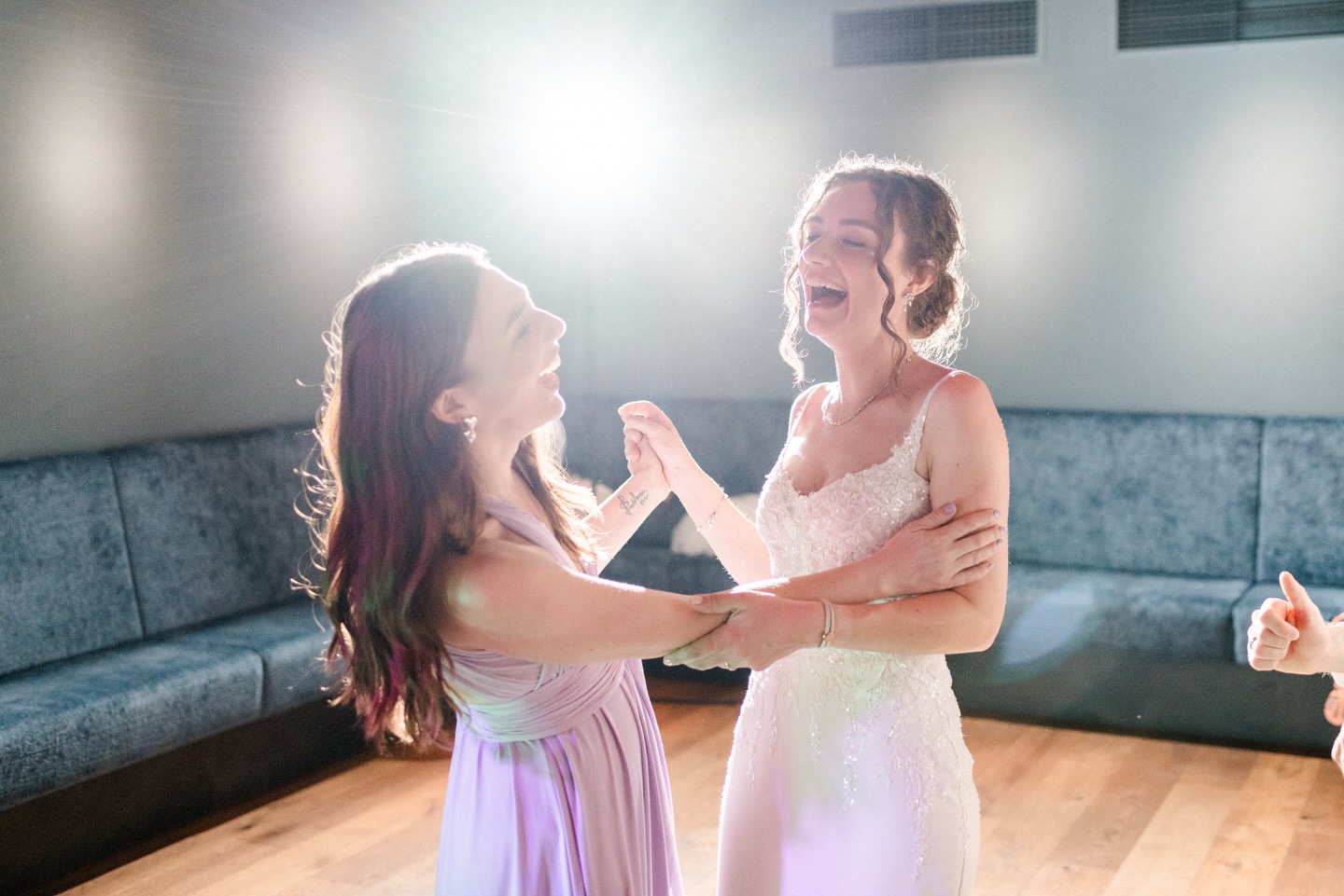 Wenn es sich nicht wie ein Job anfühlt… 🥰
Die Fotos sprechen hier für sich. Danke liebe Vanessa, lieber Benjamin für das liebe Feedback! Wir erinnern uns auch sehr gern an euren Tag zurück! 🫶
Danke an dich, liebe Janine, dass du die Stimmung so schön eingefangen hast! @janinekyofskyfotografie
#hochzeitssängerinstuttgart #feedback #schöneerinnerungen