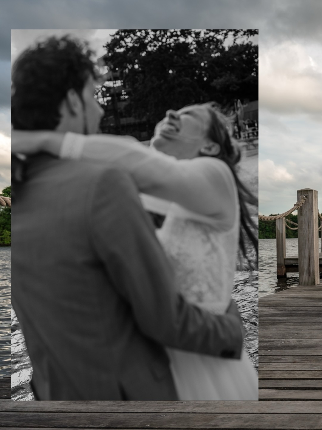 Deze week staat helemaal in het teken van wedding vibes. Ik heb twee kennismakingsgesprekken voor bruiloften die nog dit jaar plaatsvinden — en daar word ik heel blij van.
Tijdens een kennismaking hoor ik graag jullie verhaal: hoe hebben jullie elkaar leren kennen, hoe ging het aanzoek en hoe zien jullie trouwplannen eruit?
Ook ben ik benieuwd naar wat jullie hopen terug te zien in de foto’s. Mijn stijl is romantisch, dark & moody, met een grote liefde voor zwart-wit fotografie. Mijn doel op jullie dag is om het verhaal te vangen, samen met alle emoties die daarbij horen.
En misschien wel het allerbelangrijkste: de klik. Als ik jullie dag vastleg, ben ik onderdeel van jullie inner circle en soms letterlijk heel dichtbij. Dan is het essentieel dat we een fijne energie samen hebben — want alleen zo kan ik op mijn best werken.
Wat is voor jullie het belangrijkst wanneer je op zoek bent naar een trouwfotograaf?
#trouwfotograaf #weddingvibes #liefdeinbeeld #darkandmoody #bruiloft2026