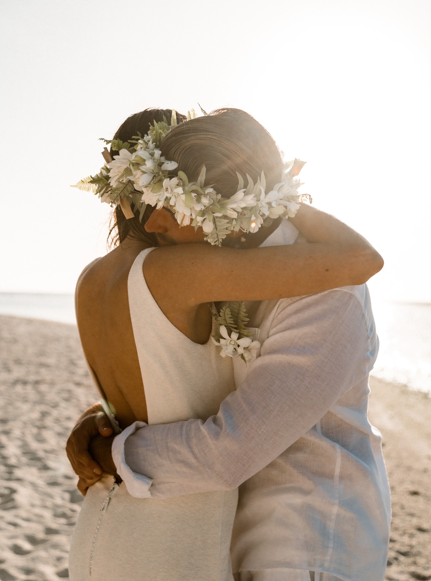 El paraíso del amor existe 🤍
Abrazar a quien enciende el corazón, rodeados por la luz suave, la arena cálida y la belleza infinita de la Polinesia Francesa. Un instante suspendido, solo para dos.
.
Love finds its paradise 🤍
Holding the one who sets your heart alight, surrounded by golden light, warm sand, and the timeless beauty of French Polynesia. A moment meant only for two.
📷 @thebrandoresort
#MoemoeaTravel #FrenchPolynesia #PolinesiaFrancesa #IslandLove #Honeymoon #LoveTahiti