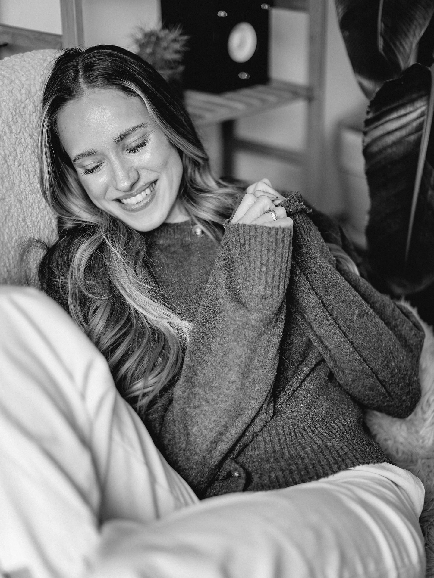 Ehrliche Momente brauchen kein Studiolicht ✨
Am liebsten fotografiere ich euch dort, wo ihr euch am wohlsten fühlt: zu Hause. Zwischen Kaffeetassen, dem Lieblingspulli und ganz viel echtem Lachen. Genau hier entstehen die Bilder, die sich auch nach Jahren noch nach „euch“ anfühlen.
Kein Verstellen, kein starres Posing – einfach nur ihr.
Wie gefällt euch dieser ungestellte Look? 🤍
#authentischeporträts #homeshootinginspiration #ungestelltundecht #fotografiemitherz #natürlichefotografie #lichtundschattenliebe #shootingzuhause #echtegefühle #porträtliebe #schwarzweisswelt #erinnerungenschaffen #wohlfühlmomente #fotografinmitleidenschaft #detailverliebt
Model: @henrikefreya
Content Day: @hilke_buttke_photography