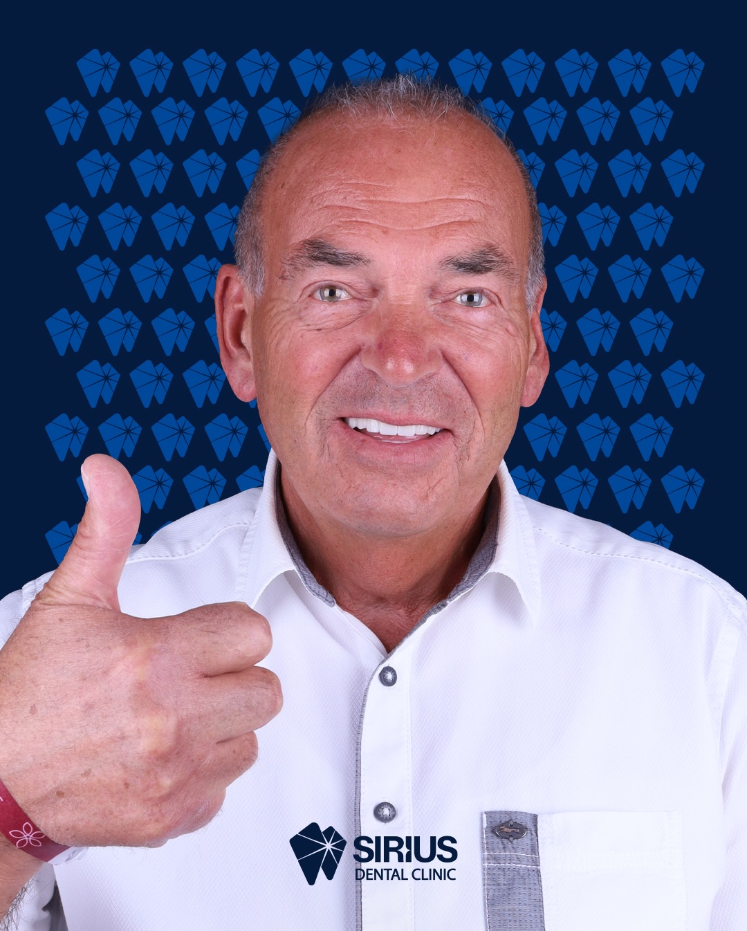 Bei unserem Patienten, Herrn Joachim K., wurden im Seitenzahnbereich aufgrund funktioneller Defizite insgesamt 5 Implantate inseriert.
Im Frontzahnbereich erfolgte keine Zahnextraktion. Die vorhandene Zahnsubstanz wurde vollständig erhalten und es wurde eine 25-gliedrige Kronenversorgung geplant und umgesetzt.
Ziel dieses individuellen Behandlungskonzeptes war:
• Der maximale Erhalt der natürlichen Zahnsubstanz
• Die Wiederherstellung einer stabilen und belastbaren Kaufunktion
• Die Optimierung der Ästhetik sowie einer harmonischen Zahn-Gesichtsrelation
Jede Behandlung wird nach einer ausführlichen klinischen und radiologischen Diagnostik individuell geplant und fachgerecht durchgeführt.