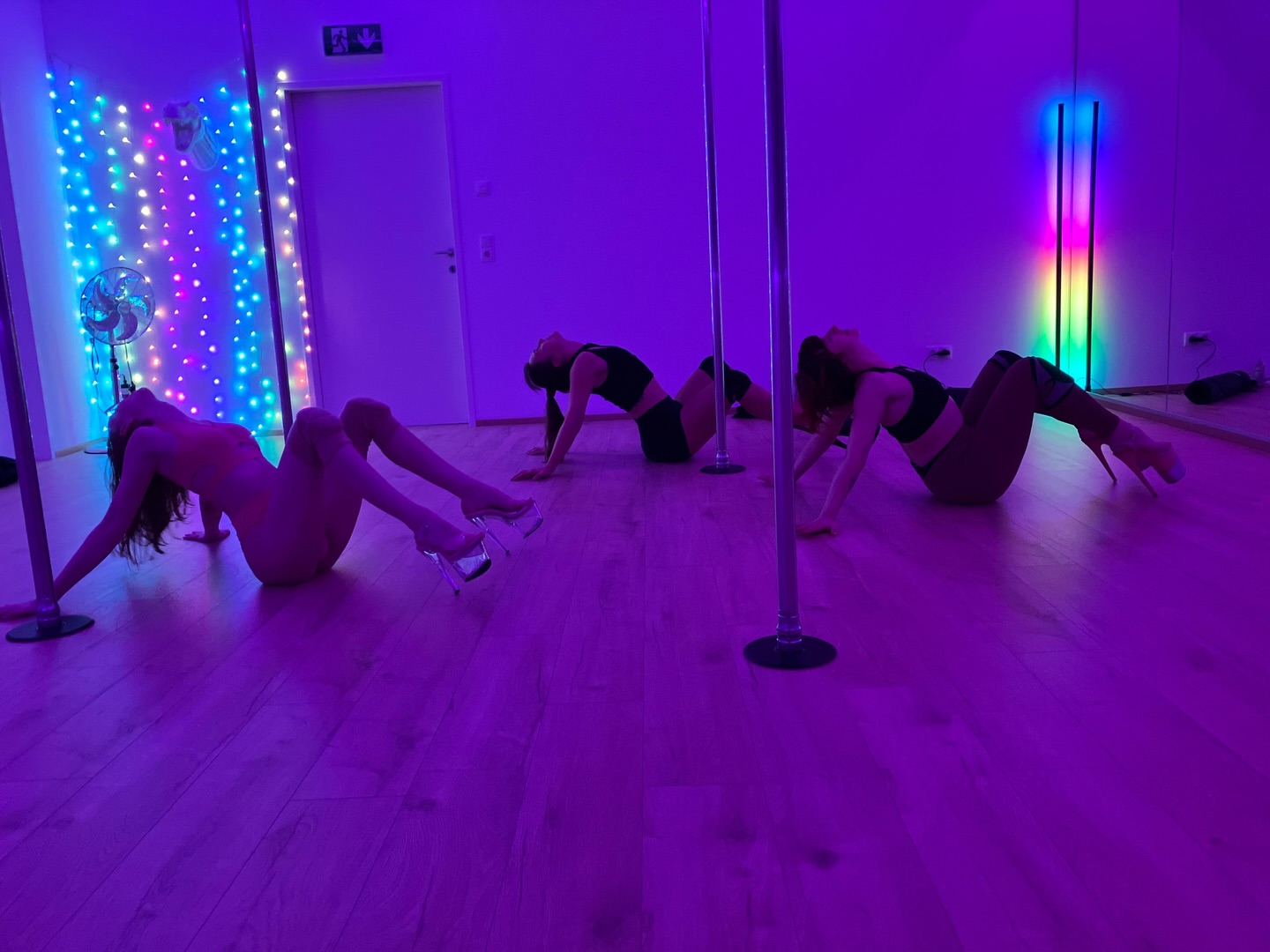 🩷Our Heels community within Our Pole Community 🩷
Pole can be many things!
Sometimes it’s about strength and athleticism, sometimes it’s about having fun with friends - and sometimes about expressing your self, through dance and / or sensuality 😊
We are very happy that our Studio is a home to different styles, and that the Sensual Heels Community is growing under the Wing of @feithid.cinn.oir 🩷
We also look forward to this month’s Edgework Special with @brynhildur.maria ch 👠
#poledance #poledanceinnsbruck #innsbruck