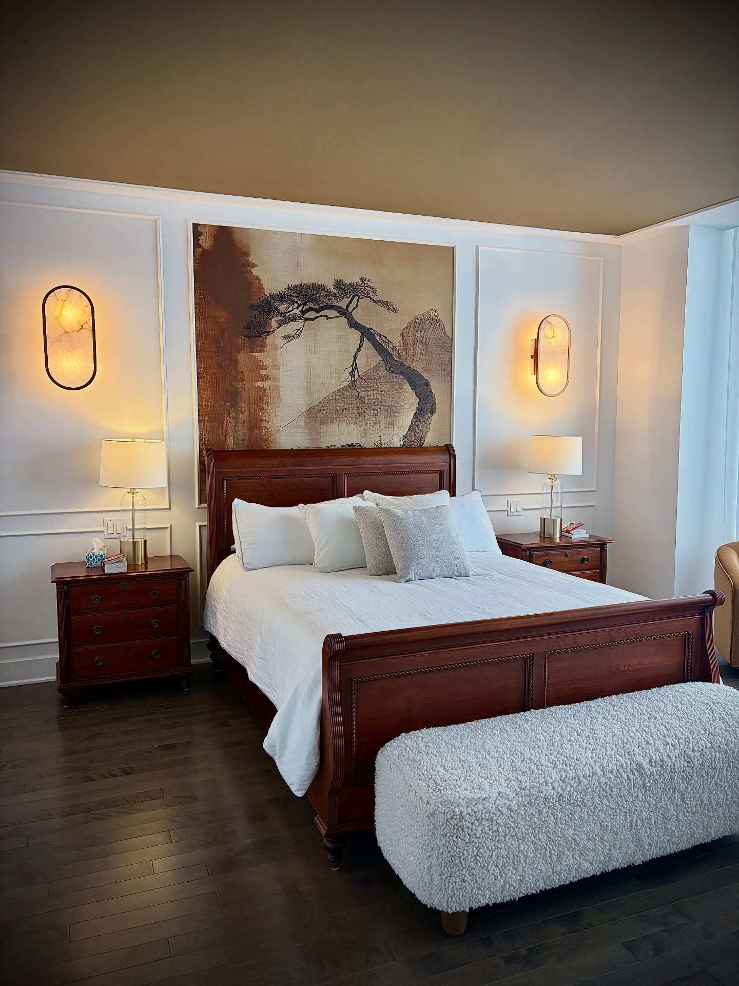 Avant / Après ✨
D’une chambre sans âme à un espace enveloppant et raffiné.
Les meubles classiques ont servi de point d’ancrage pour définir la direction stylistique. Nous avons ensuite enrichi l’espace par l’ajout de moulures, apportant structure et élégance, puis intégré la murale Mori de la collection @manonleblanc_design, qui insuffle profondeur et caractère à la pièce.
Le plafond, peint dans une teinte plus foncée, et bien agencée à la murale, vient adoucir l’ensemble et créer une atmosphère feutrée, tandis que les deux appliques murales ajoutent une touche lumineuse spectaculaire et parfaitement équilibrée.
Un bel exemple de la puissance des détails… quand chaque choix est réfléchi 🤍
Réalisation des moulures et peinture : @gelinas436
Recherches: @mytexturedesign
Plans et perspectives: @nb_design_interieur