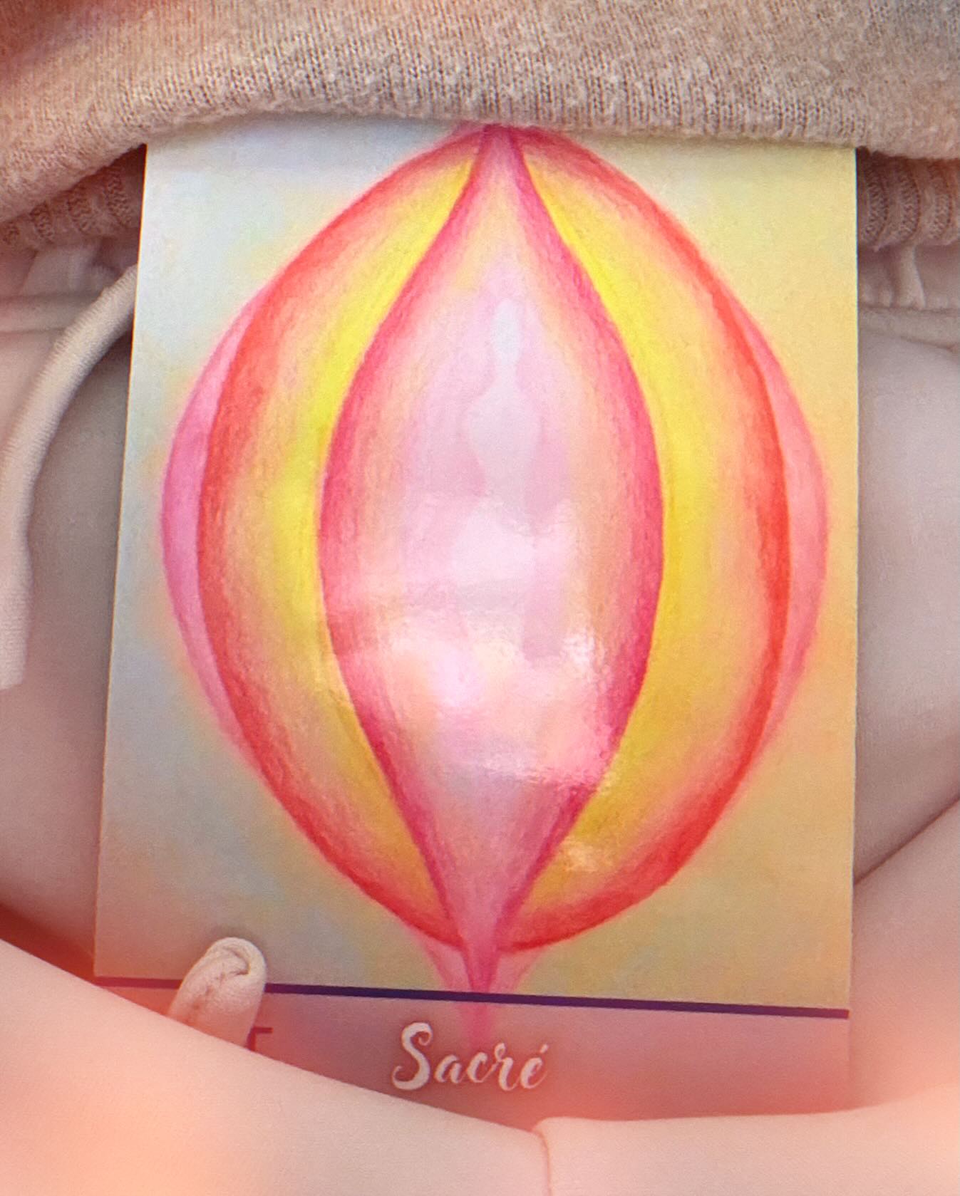 Le féminin 🌸
Cet endroit en nous qui souffre en silence.
Cet endroit qui crie, mais qu’on a appris à faire taire.
Ce lieu fragile, souvent blessé,
Un territoire intime chargé de mémoires,
De peurs héritées, de mots jamais dits,
De gestes subis, de limites franchies sans consentement.
Le féminin, c’est parfois cet endroit dont on a honte,
parce qu’on nous a appris à nous méfier de notre propre corps, à cacher ce qui saigne, à minimiser ce qui fait mal,
à sourire quand tout hurle à l’intérieur.
C’est cet endroit qui a mal —
Mal d’avoir été jugé, contrôlé, sexualisé,
Mal de ne pas avoir été écouté,
Mal d’avoir porté trop longtemps ce qui n’aurait jamais dû être porté seul.
Mais le féminin, malgré la douleur,
Reste aussi un lieu de puissance oubliée.
Car là où ça fait le plus mal,
se trouve souvent la clé de la guérison.
Écouter cet endroit,
Le regarder sans honte,
L’honorer au lieu de le cacher,
Et moi je t’accompagne vers ce chemin pour :
💗 Retrouver ta sécurité intérieure
💗 Renouer avec ton féminin, ton corps, ta sensualité, ta fertilité, tes émotions, ton intuition, tes ressentis.
#yoni #feminin #amour #massage #accompagnementfeminin