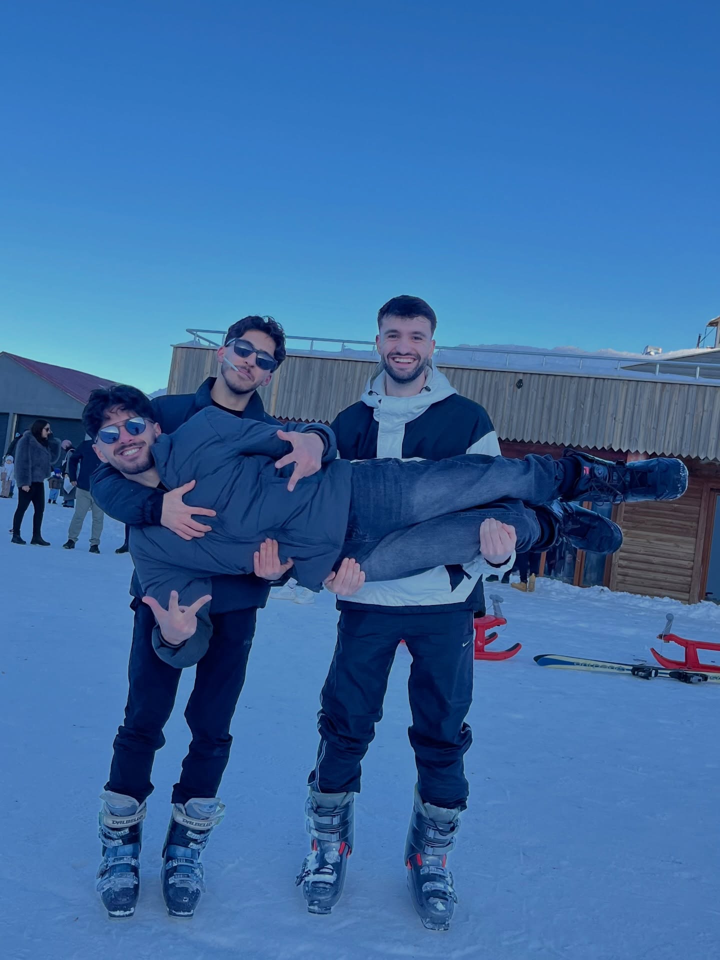 ✨GÜLÜMSETEN KARELERDE BUGÜN✨
15 Şubat Hakkari Mergabütan Kayak Turu’muza katılan
tüm misafirlerimize; Enerjileri,samimiyetleri
ve bizimle paylaştıkları güzel anılar için
tek tek teşekkür ederiz 💐
Birlikte daha nice rotalarda buluşmak dileğiyle 💛
📆Gelecek Tur Tarihleri
🗓️Her Hafta Cumartesi-Pazar-Salı
☎️Detaylı Bilgi & Rezervasyon
📞0533 526 65 73 | 0505 110 41 65
🛡️@sirpturizm
🌐 www.sirpturizm.com.tr
#şirpturizm #vangezi #hakkarimergabütankayakmerkezi