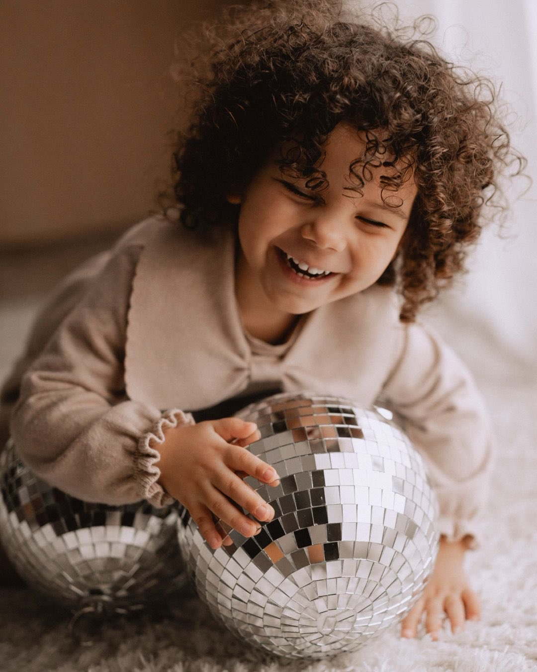 Aujourd’hui, un post plus personnel 🌸
Ma douce Evy fête ses 3 ans.
Elle est arrivée comme une lumière dans notre vie. Une lumière vive, joyeuse, et indomptable.
✨Vivante dans tout son être :
dans sa façon de courir sans regarder derrière, dans son rire qui éclate sans prévenir, dans ses yeux qui brillent comme des boules à facettes sous le soleil,
dans son imagination débordante qui se crée des histoires avec tout et n’importe quoi.
Elle invente des mondes, donne des prénoms à l’invisible, transforme le quotidien en histoire magique ✨
Quand je la regarde danser, libre et lumineuse, je me dis que je veux juste la protéger sans jamais éteindre cette flamme en elle. 🥹
Elle m’apprend chaque jour à ralentir,
à rire plus fort, à aimer plus grand.
À inventer encore plus d’histoires,
à voir la magie dans l’ordinaire,
et à chanter encore plus à tue-tête. 🙈
Merci d’avoir fait de moi ta maman. Merci pour ta lumière. Gardes pour toujours ce sourire qui te caractérise tant 🫶
Joyeux 3 ans, mon éclat de vie. ☀️