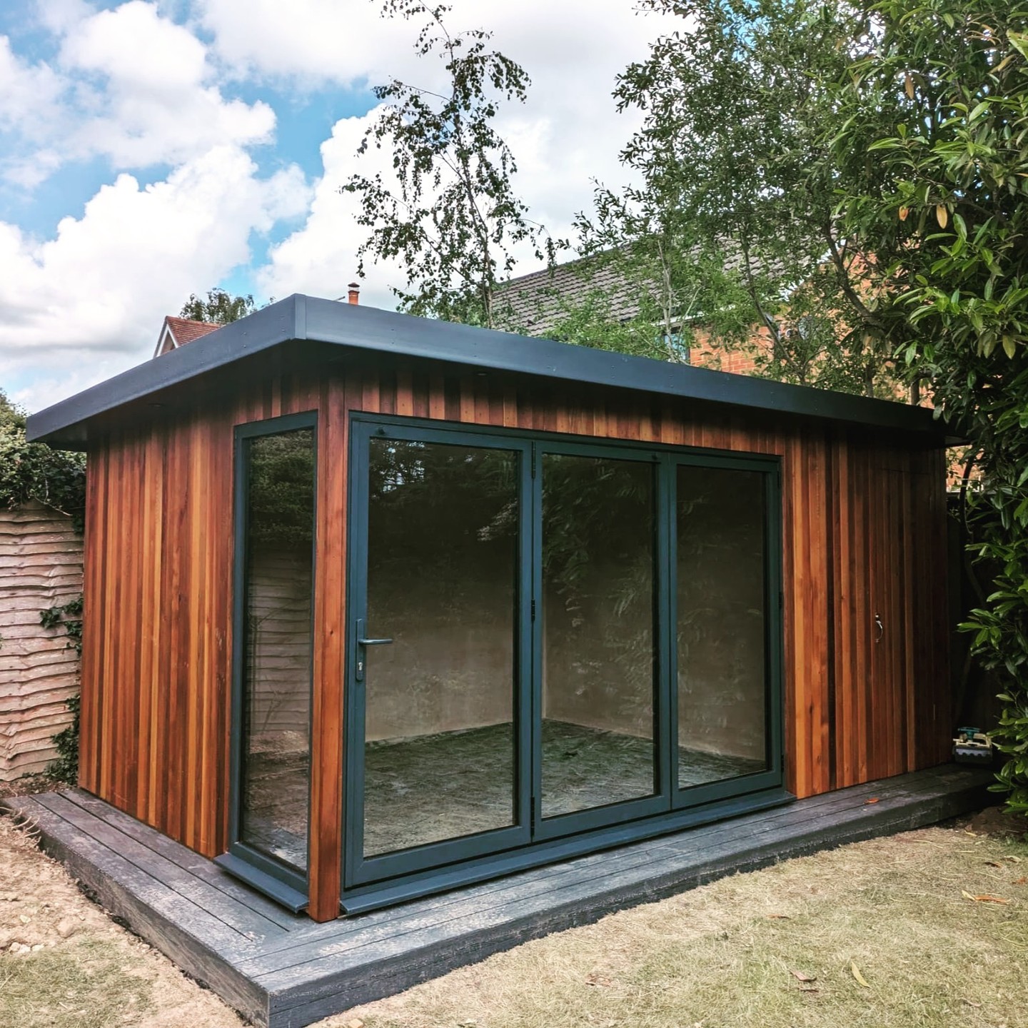 Transforming garden views with our sleek Anthracite Cortizo bifolds and windows. Style meets function in every fold. πΏβ¨ #HomeImprovement #GardenBuilding #AluminiumWindows #AluminiumBifoldDoors