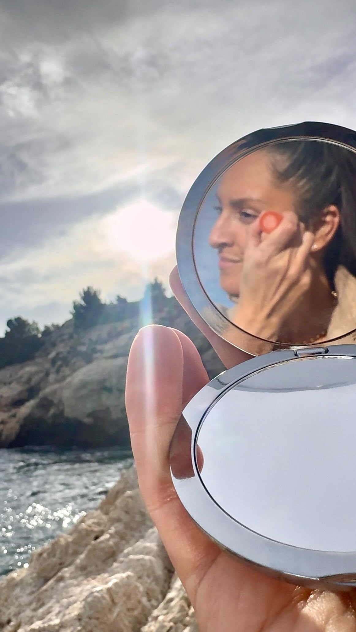 Crash test Boost Respire validé 🤍🧡🤍
NOUVEAUTÉ : Sérum Glow & Protect et le Stick Fraîcheur Regard.
Boost Respire, 🧡 l’insolence naturel d’une nouvelle skincare by Justine Hutteau, créatrice de la marque de cosmétiques Respire.
Réveille ton éclat avec glow. ✨ Juste une goutte de sérum, et ta journée change de couleur. 🍊
La nouveauté Boost Respire vient d'arriver sur le magazine Beauté Mentale 💄🧠 Retrouve l'article complet juste ici 🍊
https://www.massagehealthy.fr/magazine-beaute-marseille
Merci pour le cadeau 🎁
👸🏻 @justinehutteau
🧴 @respirenaturel
——
Aurélie FRAMBOURT
Consultante beauté & bien-être à Marseille
💄 @beaute_mentale
___
🧡🤍🧡🤍
Ça brille, je flexe
Parfois, on prend des décisions.
Qui ne sont ni bonnes ni mauvaises mais simplement nécessaire
Pour accomplir l’impossible.
Je ne parle pas d’un hasard, je parle de ces petits rendez-vous silencieux que la vie place sur notre chemin, sans bruit, sans logique, et qui tombent toujours à pic.
——
#boostrespire #justinehutteau #beautémarseille #consultantebeauté #bienêtremarseille