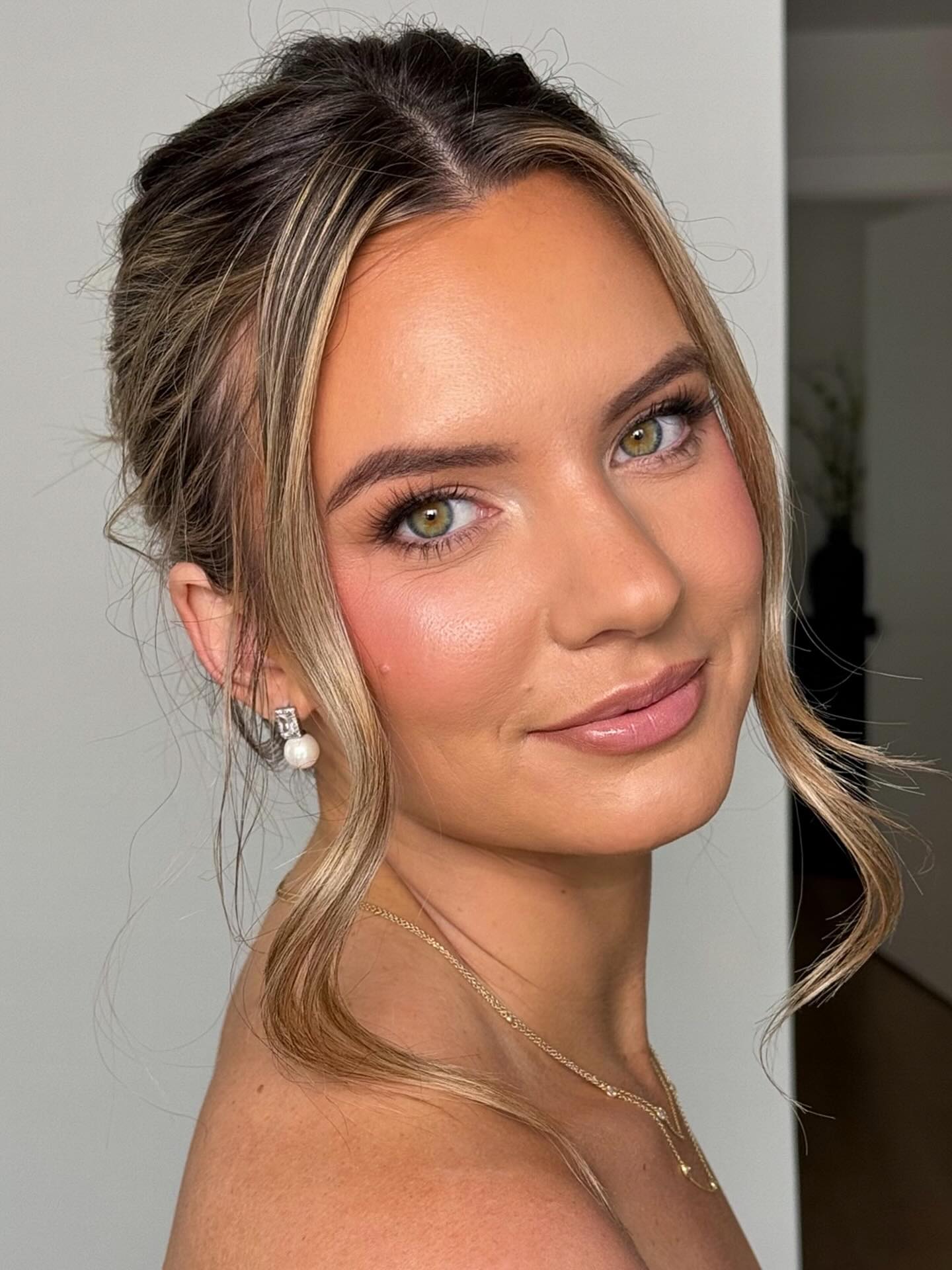 Bridal trial perfection means:
1. Arriving to your appointment with your hair styled. Whether thatās a fresh blow out, soft curls, after your hair trial, or maybe youāre like our bride, Julia (pictured above) who watched TikTok hair tutorials to pin up her own quick updo š© she looked amazing and the effort was not only appreciated but well worth it!!!
2. Wearing jewelry. It doesnāt matter if itās the exact jewelry youāll be wearing on the wedding day or not. But some type of formal jewlery will help you envision the full wedding day look better than without it.
3. Choosing a top with a neckline similar to your wedding day gown: Off the shoulder, sleeveless, long sleeve lace, halter. Stay away from boxy t-shirts or bulky sweatshirts. ā
4. Having already done several facials in preparation and at home skincare to ensure weāre working with hydrated skin that is the key to a flawless makeup base.
Now booking 2027
Link in bio to inquire with us
#longislandmakeupartist #longislandbride #longislandbridalmakeupartist #longislandmakeupandhair wedding day, nyc makeup artist, new york makeup artist, bridal makeup wedding ideas, bride, makeup inspo, beauty bloggers, italy wedding, tulum wedding, mexico wedding, ireland wedding, makeup artist, montauk makeup artist, soft glam, natural, glowy makeup, bronzey makeup, summer wedding, fall wedding, Suffolk county, Nassau county, NYC, Manhattan, Hampton