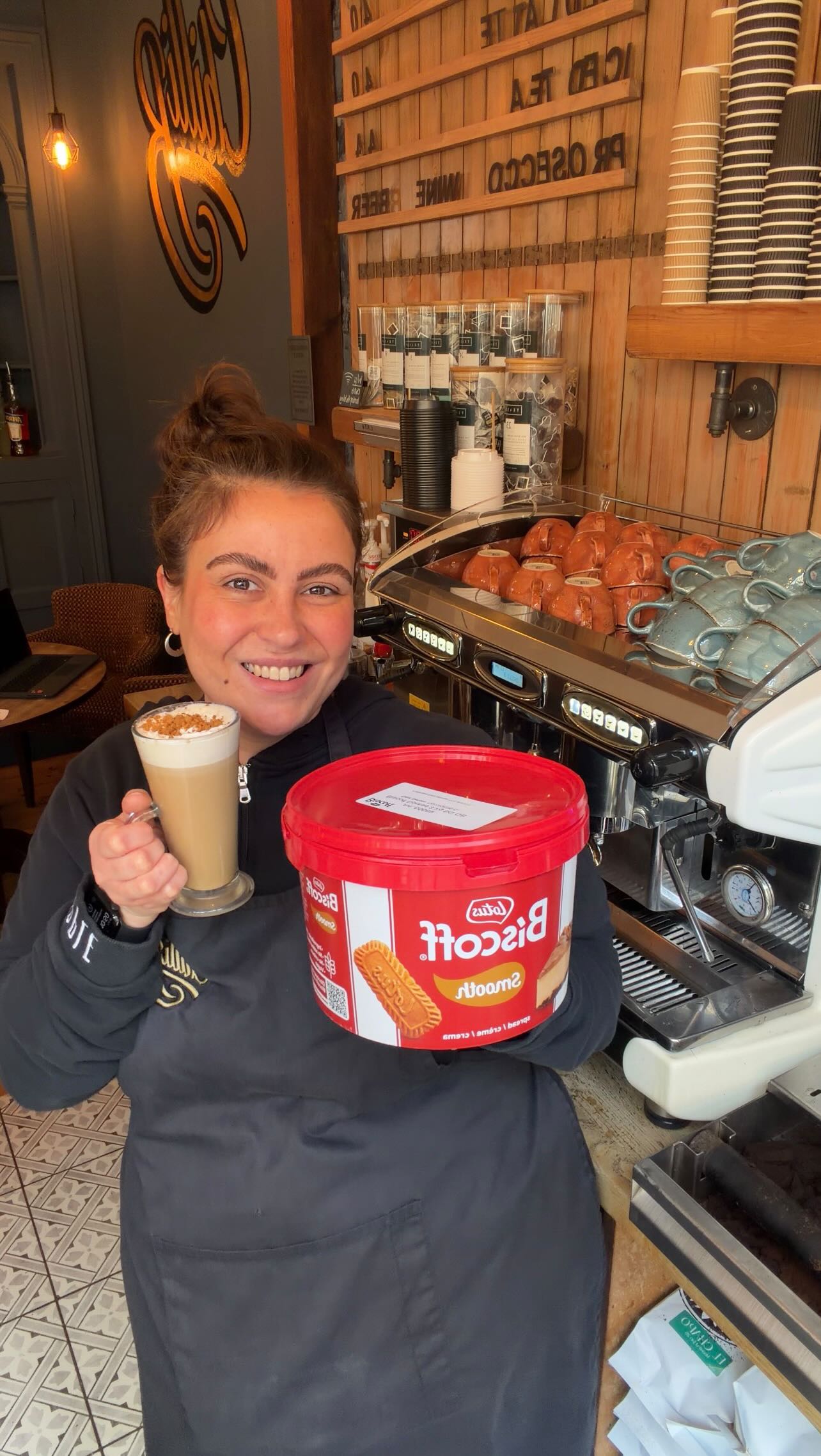 Biscoff lovers, this way! 🤎🙌🏻
Our Biscoff lattes and hot chocolates are now available 😌
*Add optional whipped cream and Biscoff crumbs on top and ENJOY!!🥤🍪
#hitchineats #biscofflatte #chillibhitchin #chillibs #brunchinhitchin