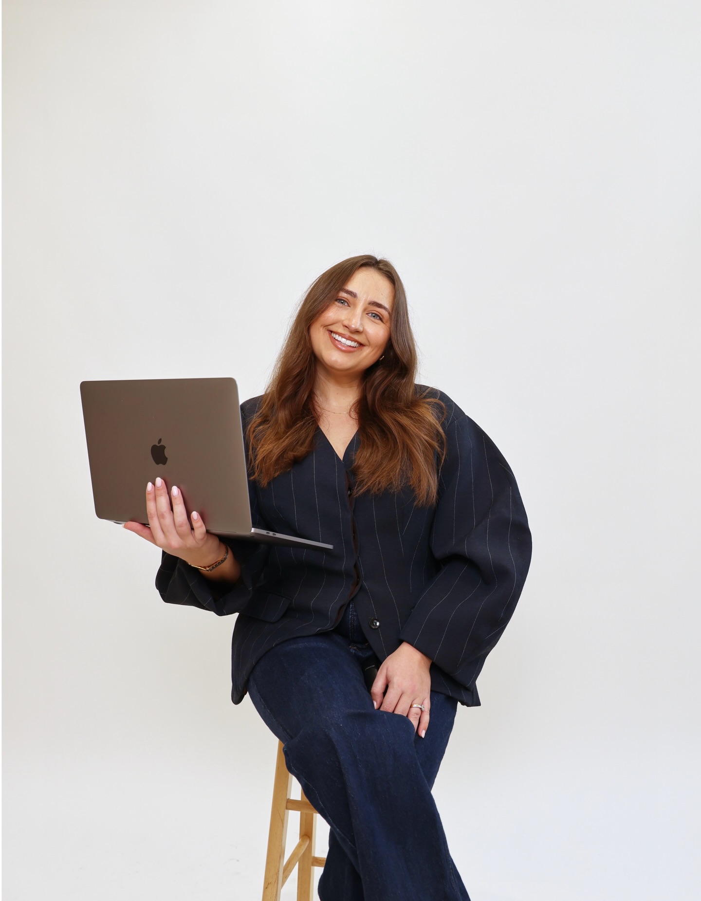 It’s new headshot day!!!!!
Today I visited @candidstudios_ in London to snap some new pics, I HAD planned to get some BTS content to show you how it all works but 30 minutes goes quicker than you’d think 😅
If you’re not familiar with Candid, they’re a self portrait studio, where you take the photos yourself with no one watching, so there’s no awkwardness and you’re free to snap away to your heart’s content.
Allllll this to say, if you’re in need of some new photos for you or your team, or just fancy a photo sesh then I’d highly recommend 🪩💘