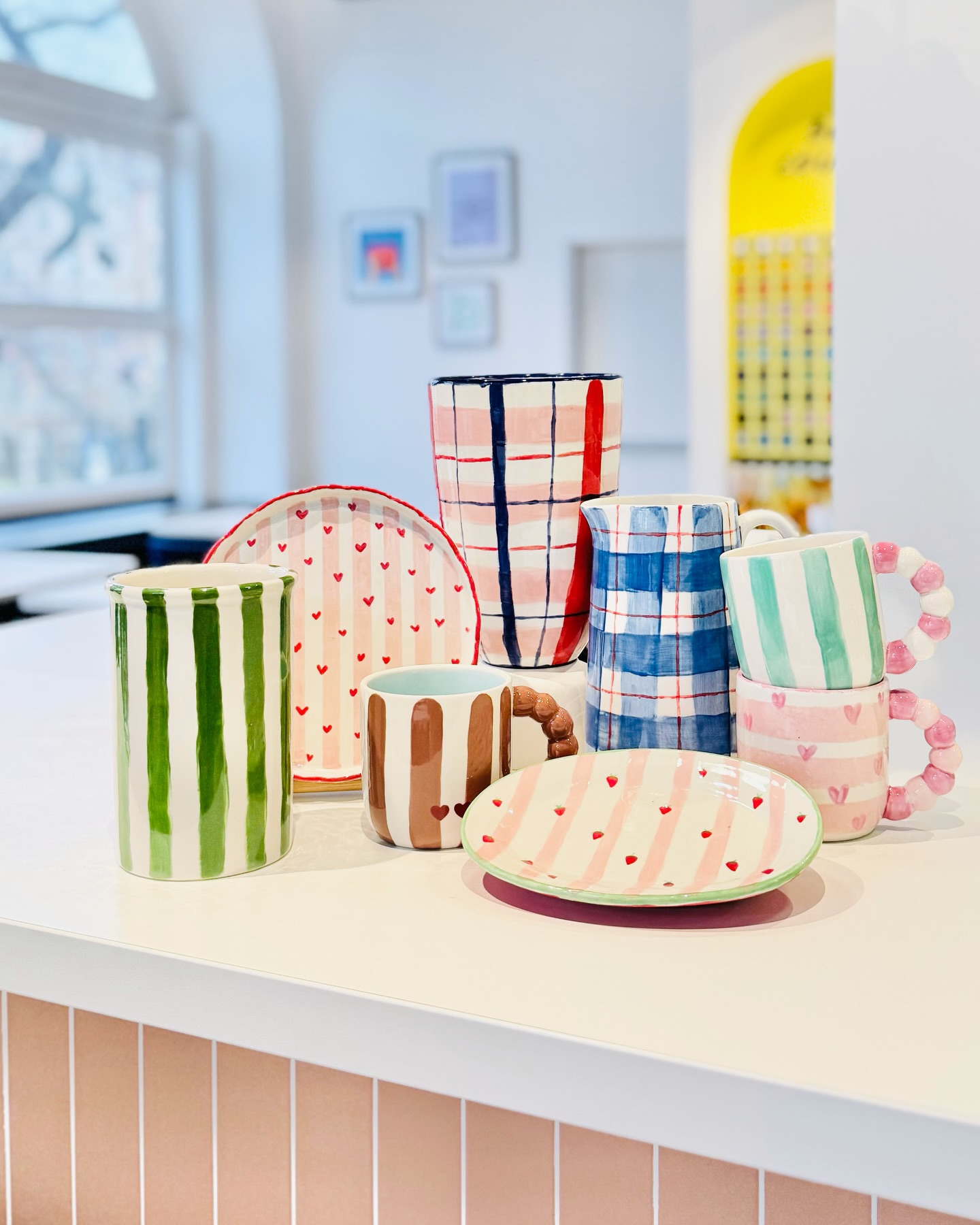 Les rayures en version Manifik ♥️
Aujourd’hui, on vous embarque dans un carrousel 100 % créations clients, autour d’un thème ultra tendance : les rayures.
Régulières ou fluides, doublées, multicolores, en quadrillage ou associées à d’autres motifs… les rayures deviennent un véritable terrain de jeu créatif. 🤩
Chaque pièce est unique, chaque interprétation raconte une histoire, et une chose est sûre : les rayures n’ont pas fini de nous inspirer.
Avec vous, elles promettent surtout une chose : des créations résolument Manifik ♥️
👉 À votre tour de créer votre version de rayure :
Les réservations se font directement sur notre site manifik.fr
Peinture sur céramique - Manifik créations - Créations clients - Céramique créative - inspiration - Rayures tendance - Idees créatives - Activité créative Strasbourg - Loisir créatif - Céramique personnalisée - Manifik Céramic Café - Atelier créatif - Fait main