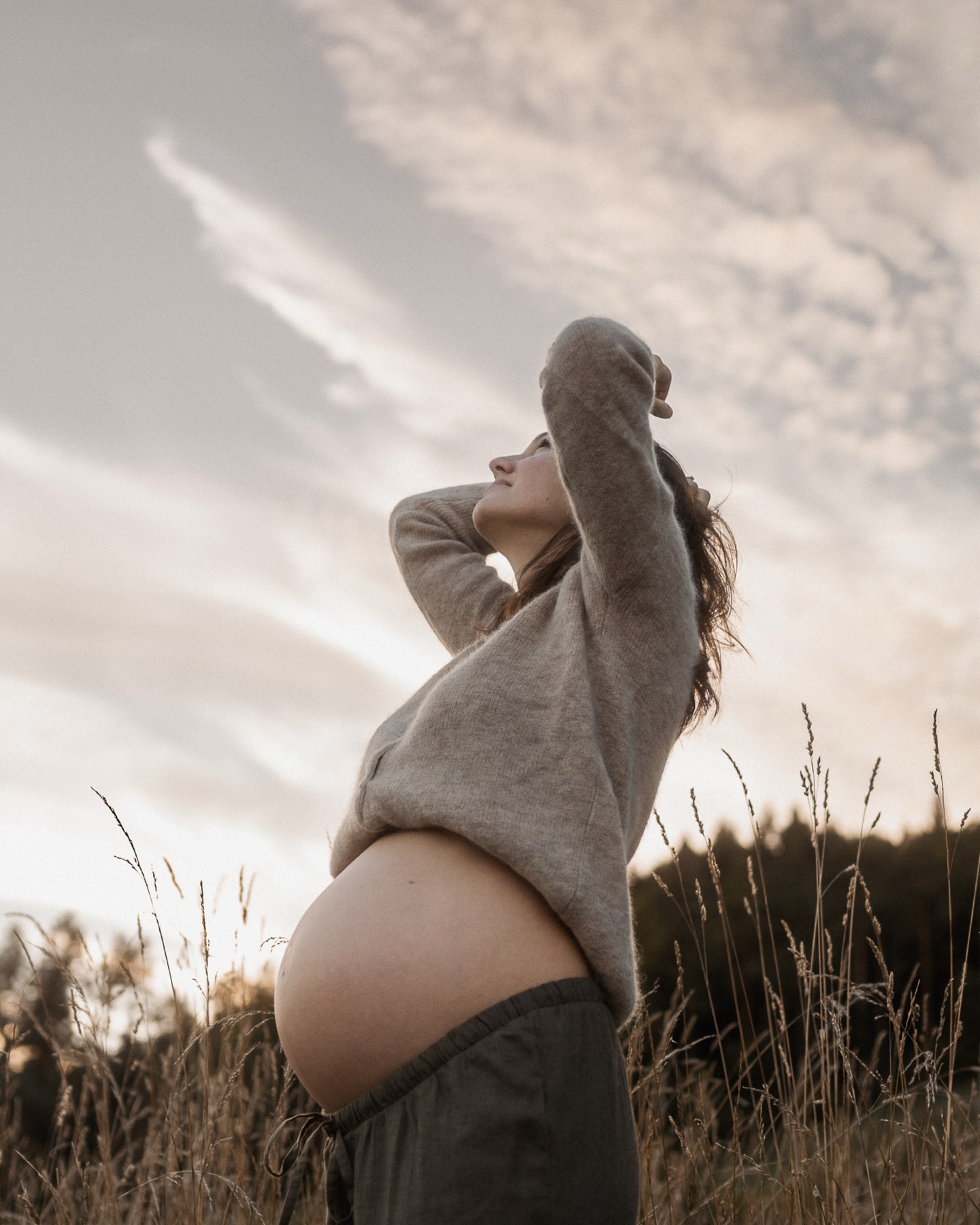 nothing beats a mama-to-be glow ✨
Dieses Strahlen. Diese Weiblichkeit. Diese stille Transformation.
Jede Frau geht ihren eigenen Weg, jede Schwangerschaft und jede Geburt erzählt ihre ganz persönliche Geschichte. Zwischen Babybauchshooting und Newborn Homestory passiert so unglaublich viel: Veränderung, Ängste, Zweifel, Kraft, Wachstum und ganz viel Liebe.
Es ist für mich jedes Mal ein riesiges Privileg, Frauen genau auf dieser Reise begleiten zu dürfen, von der strahlenden Bald-Mama zur Mama mit ihrem Baby im Arm 🤍