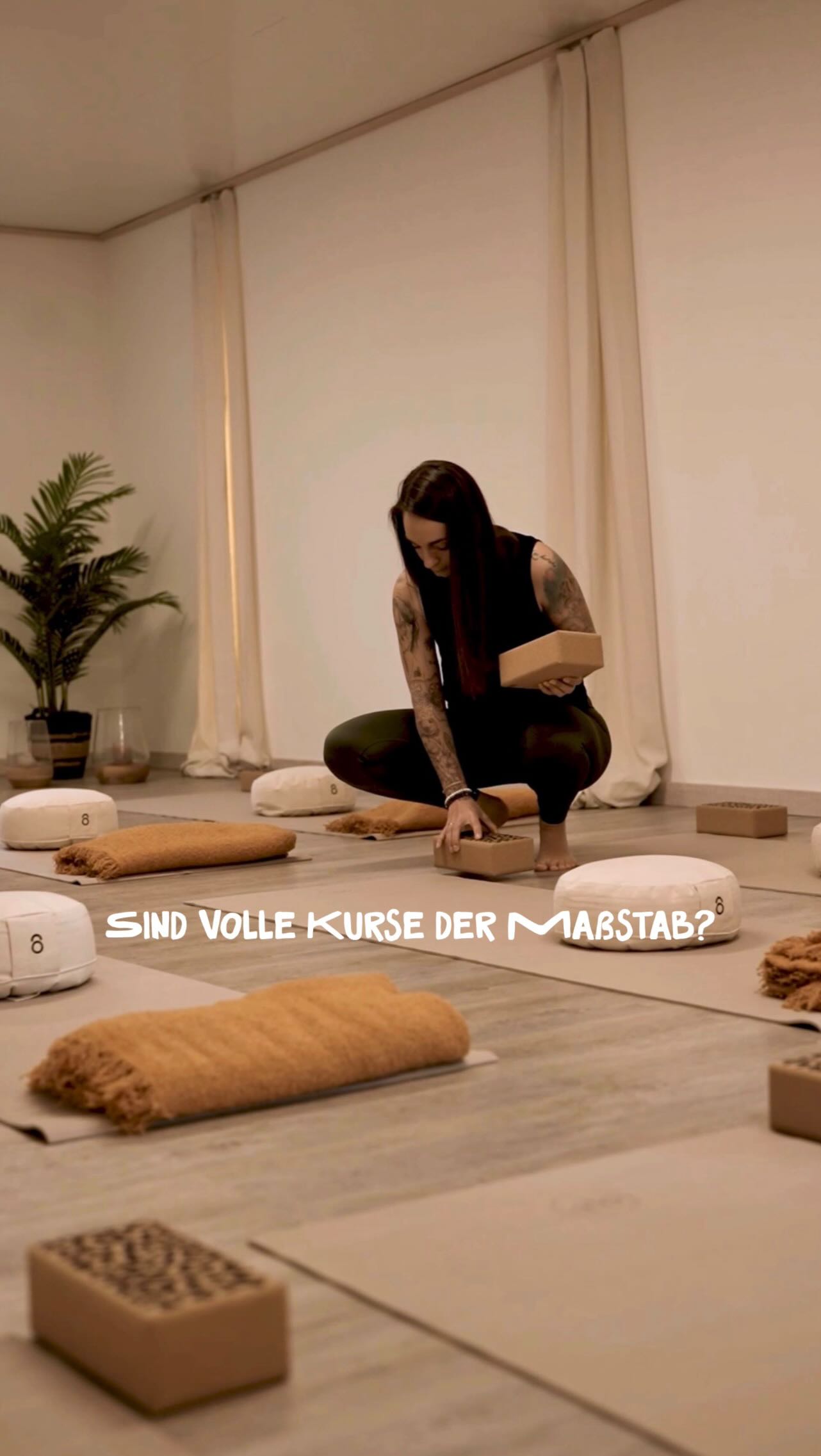 Und was sagt die Anzahl der Teilnehmer eigentlich wirklich aus?
In unserer Welt wird Fülle oft mit Qualität gleichgesetzt. Viele Anmeldungen = erfolgreich.
Warteliste = begehrt.
Volle Räume = gute Lehrerin.
Aber ist das wirklich so?
Ja, mehr Teilnehmer bedeuten mehr Umsatz. Das ist eine nüchterne Realität. Ein Studio hat Kosten. Miete. Versicherungen. Steuern. Weiterbildungen. Zahlen dürfen stimmen. Das ist nichts Unspirituelles.
Und gleichzeitig stelle ich mir immer wieder eine andere Frage:
Wie möchte ich unterrichten?
Wenn der Raum sehr voll ist – kann ich noch jede einzelne sehen? Spüre ich noch, wie es jeder gerade geht? Kann ich individuell begleiten?
Oder wird es dann mehr „Durchführen“ als „Begleiten“?
Für manche ist genau das ihr Weg: große Gruppen, viel Energie, ein kraftvolles Miteinander. Und das ist wunderschön. Für mich ist Yoga aber Beziehung. Verbindung. Ein Raum, in dem jede Frau sich gesehen fühlen darf. Mehr ist nicht automatisch besser. Weniger ist nicht automatisch schlechter. Die Anzahl der Teilnehmer sagt nichts darüber aus, wie sicher Menschen sich fühlen. Nichts darüber, wie bewusst du anleitest. Nichts darüber, wie sehr du deine Aufgabe lebst. Sie sagt erstmal nur, wie viele Menschen da sind.
Erfolg darf definiert werden. Auch finanziell. Aber nicht nur darüber.
Vielleicht ist die viel wichtigere Frage:
Was ist dir wichtiger – ein maximal gefüllter Raum?
Keine Individualität, mehr stupides durchführen? Oder maximale Präsenz?
Und vielleicht gibt es sogar einen Weg dazwischen.
Wie siehst du das?
Auch aus Teilnehmersicht?
@denise.madeleine.mueller
@yoga.natur.vegan - Dein Studio
YOGA STUDIO INHABERIN
YOGALEHRERIN
SELBSTSTÄNDIGKEIT
YOGA DILLENBURG