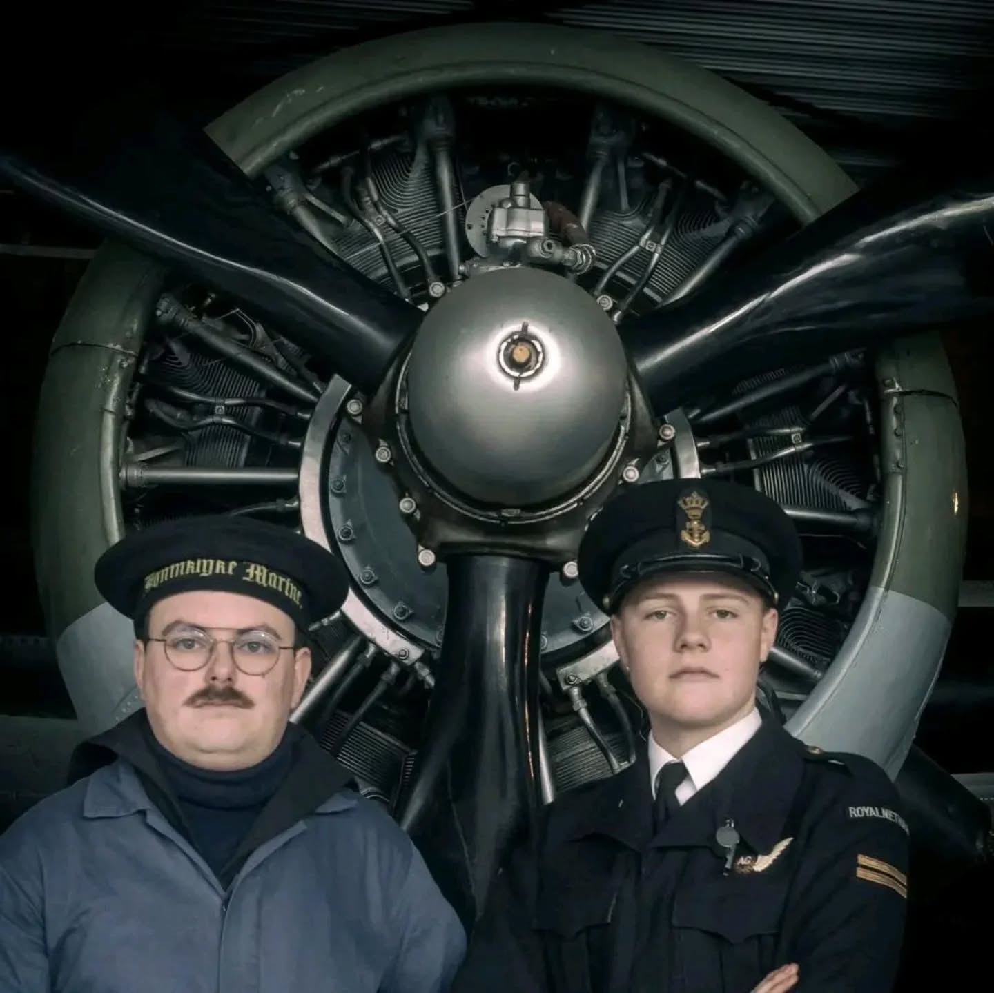 🇳🇱 Grondpersoneel en vliegend personeel van het Nederlandse 320 squadron in Engeland tijdens WO2.
#onzemarine #320squadron #ww2livinghistory #ww2reenactment #koninklijkemarine
📸 @josh.4045.nl