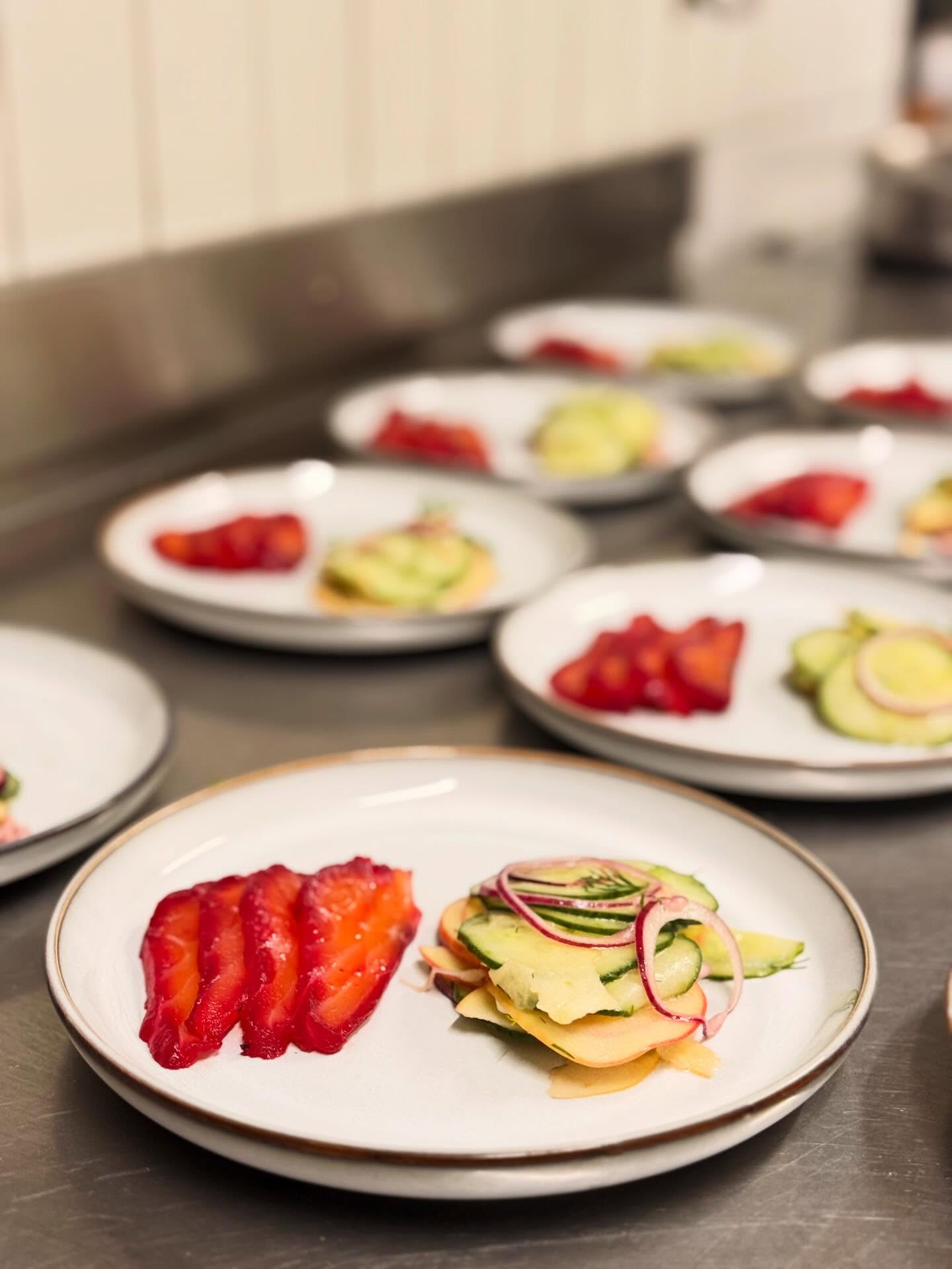 Tasty food, cosy chalet and quality skiing is what we do. A cracking first week of guests with Jon & Andy @infinitymountainguides. Can’t wait for next week!
📷 1 Beetroot-cured salmon with cucumber and apple pickle @em_a_chew
📷 2 Anniviers honey panna cotta with pistachio croquant @jpsiddall
#skivaldanniviers #ifmgaguides #getaskiguide #eatgoodfood