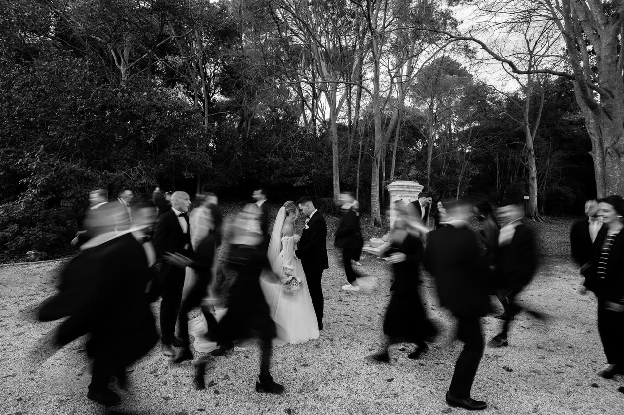 J’adore vous proposer des photos vivantes et différentes, chaque couple est unique & votre reportage l’est aussi! N’hésitez pas à me parler de vos envies & inspirations 🤍