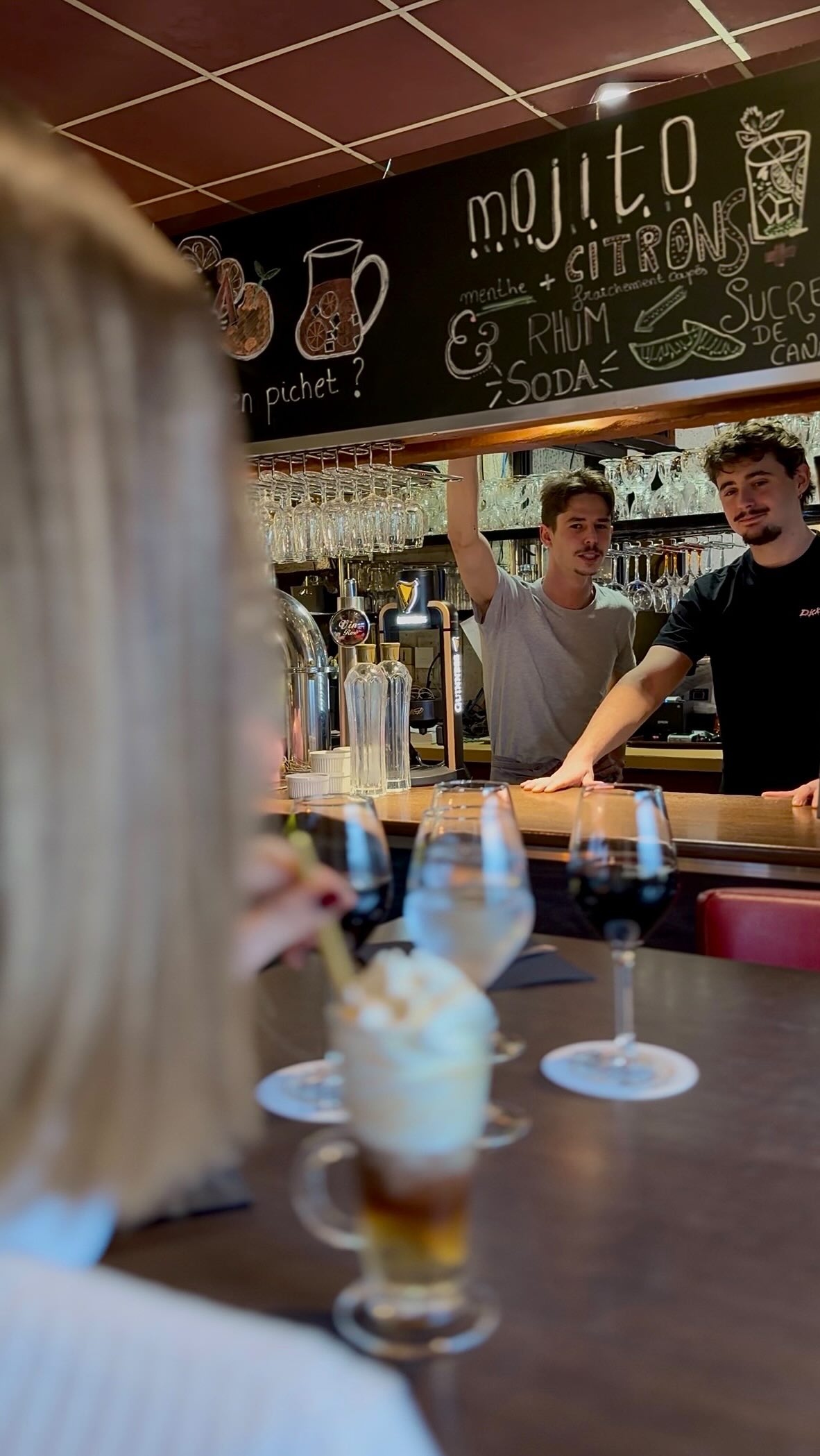 “Suspense au Piccolo…”
Elle goûte notre Irish Coffee, on retient notre souffle… puis explosion de joie — même si chez nous, les cocktails sont toujours réussis 😉
Qui vient goûter le prochain ? 🍸☕️
🍽 Cuisine familiale
📍 434 Rte de Toulouse, Bègles
⏱ Ouvert du mardi au vendredi midi et soir
le samedi uniquement le midi
L’abus d’alcool est dangereux pour la santé. À consommer avec modération.
#Bordeauxmaville
#Begles #quoifaireabordeaux
#reelsrestaurant
#Piccolo piccolorestaurant