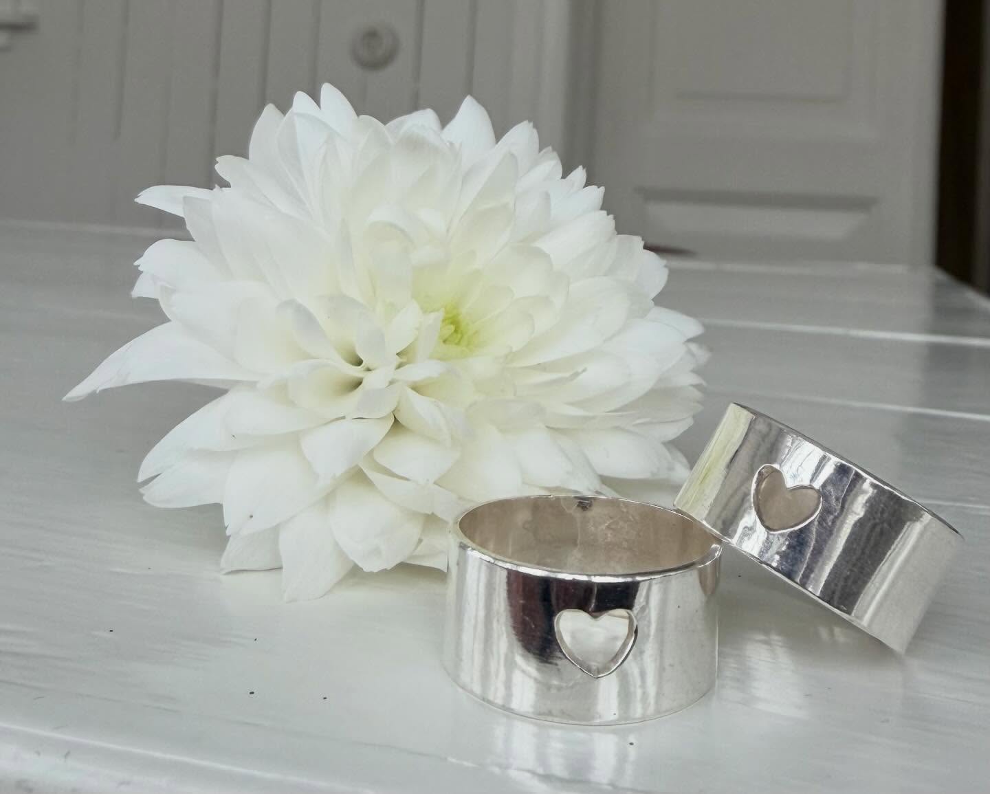 Chokladverkstan är öppen fredag 13/2 kl 12-17 och lördag 14/2 kl. 11-15. Välkomna🤍🩷🧡❤️