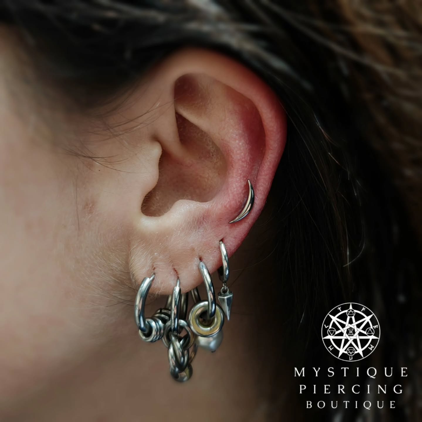 We love Slash from @tremunpiercing, it is so universal with it's applications 🖤
Piercer: @symbiotic_piercing @paid2stab
Using: @probodyart @purklenz
Aftercare: @neilmedpiercingaftercare