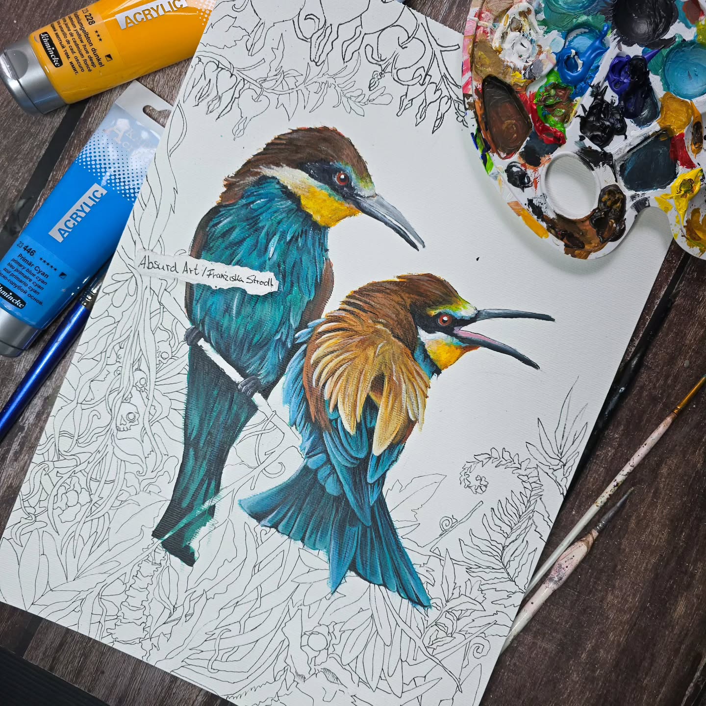 Ich bin schon bisschen (SEHR) stolz auf das Gefieder der Bienenfresser. 👀💕
Auf das Werk im zweiten Slide bin ich ebenfalls verdammt stolz. Ein wachendes Auge über dem Storch und seinen Jungtieren. Ich habe es geliebt, die Farben zu mischen und ausnahmsweise kamen lediglich Acrylfarben zum Einsatz. Meine Werke und mein Stil verändern sich durch die Therapie momentan sehr. Dieses Bild ist in meinem letzten stationären Trauma-Intervall entstanden. Zwischen all den unangenehmen Wahrheiten hat sich etwas Wunderschönes versteckt. An manchen Tagen habe ich Angst, dass sich meine Kunst zu stark verändert und die Menschen dadurch das Interesse daran verlieren könnten. Die Therapie bringt viel Veränderung mit sich. Das wird immer deutlicher und mag vielleicht nicht jedem gefallen. Aber mir ... und das zählt. Ich freue mich über jeden lieben Menschen, der meine Kunst und mich weiterhin supportet. 🥺✨️
Die Eisvögel haben bereits ein wundervolles Zuhause gefunden. Der Storch und sein Nachwuchs sind weiterhin auf der Suche. 🫶🏻✨️
(Ich habe gerade gaaaar keinen Nerv für Hashtags. Algorithmus mach mal bitte dein Ding. Wenigstens einmal 😂)