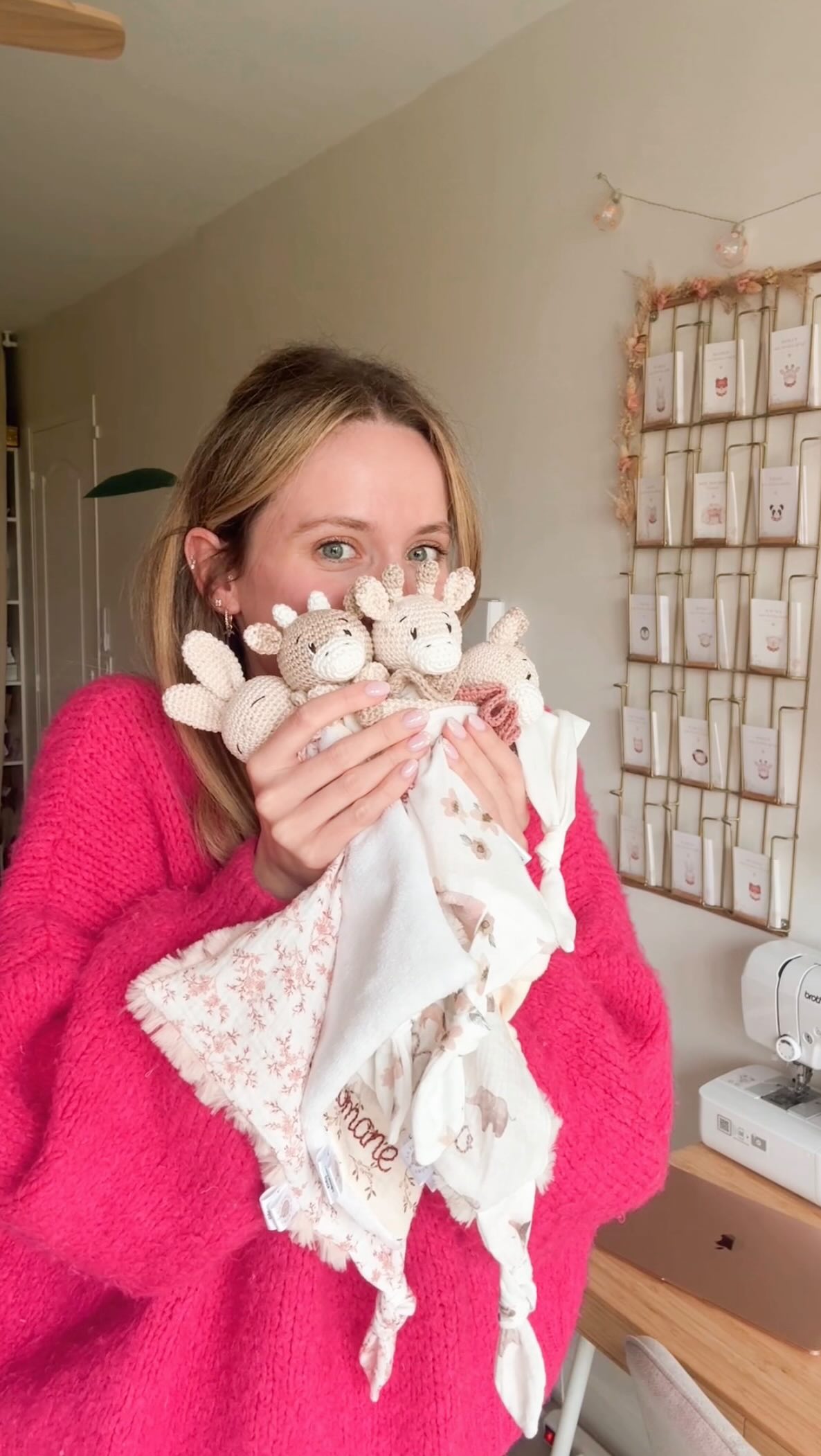 Et toi, comment tu l’as annoncé ? 🤫
On se souviendra de la dernière St Valentin qui a marqué le début d’une toute nouvelle histoire pour nous 🤰🐣🍼
Car pour annoncer ma grossesse, j’avais décidé d’offrir à mon chéri un doudou plein de petits cœurs ♥️
Cette année, c’était maintenant l’occasion pour moi d’en réaliser pour vous. Tu pourras alors l’offrir pour annoncer ta grossesse ou alors gâter ton bébé 💖
On se donne rendez vous ce soir le mardi 10 février à 21h (catégorie en stock) pour commander le tien ✨
Tu choisirai lequel? 😍
#annoncegrossesse #doudoupersonnalisé #bebe2026 #futuremaman #listedenaissance