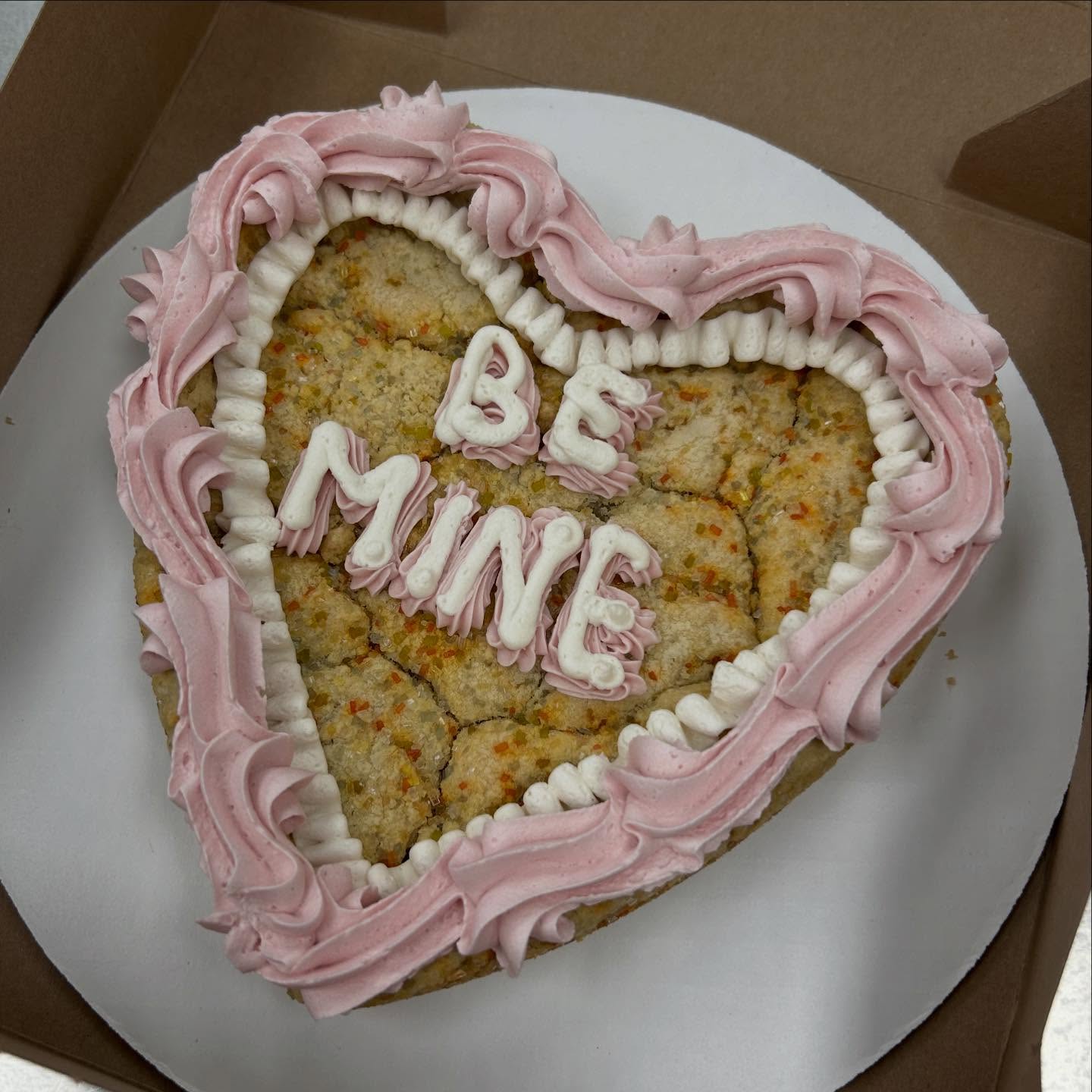 !! Final day to grab all the valentines treats you could need !! We are open till 2 with all your favorites like chewy sugar or chocolate chip cookie cakes, eclairs, cinnamon rolls, cream puffs, donuts, and more. Y’all LOVE your cookies so we have tons of chocolate chip cookie variations either decorated or sandwiched as a cookie! Come see us and say hi! Happy Valentine’s Day! 😘❤️💕