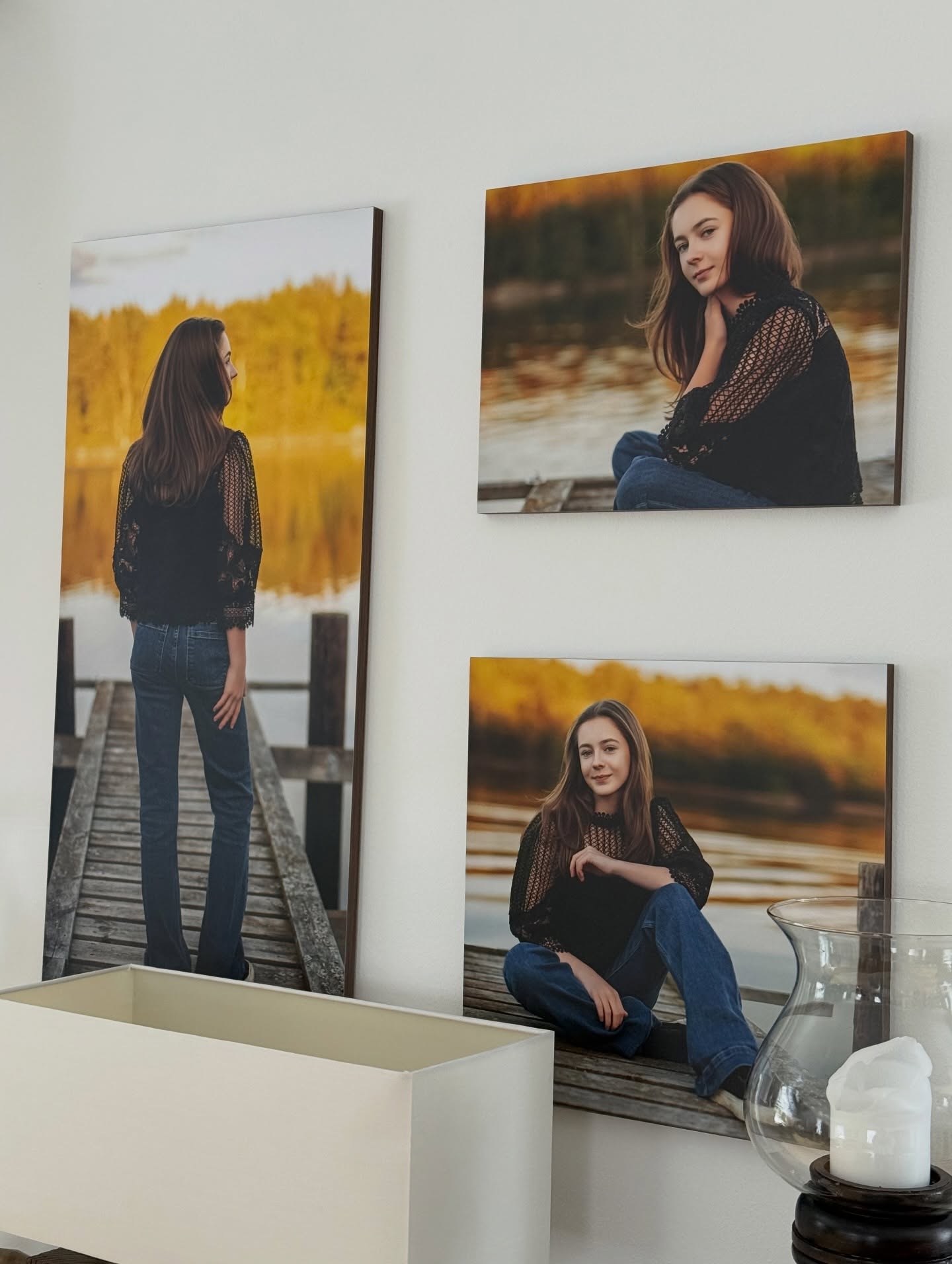 Tenk deg veggene dine fylt med deres historie.
Med øyeblikkene som betyr noe.
Med kjærligheten dere deler hver eneste dag. 🤍
Bilder på veggen er ikke bare dekorasjon.
Det er minner. Identitet. Tilhørighet.
Forskning viser faktisk at barn som vokser opp med familiebilder rundt seg, får sterkere selvfølelse og en dypere følelse av trygghet og kjærlighet. De ser at de er en viktig del av familien sin.
Og det er akkurat det fotografier skal være — ikke bare noe som ligger på en harddisk.
Men noe du ser. Føler. Lever med. Hver dag.
Neste gang du går til en profesjonell fotograf — velg wall art og album.
Ikke bare digitale filer.
Fordi minnene dine fortjener en plass i hjemmet ditt. ✨
Vakre minner på veggbilder laget av en av mine leverandører @fotolundeby
#veggbilder #wallart #familiebilder #barndomsminner fotografnorge familiefotograf portrettfotograf minnerforlivet