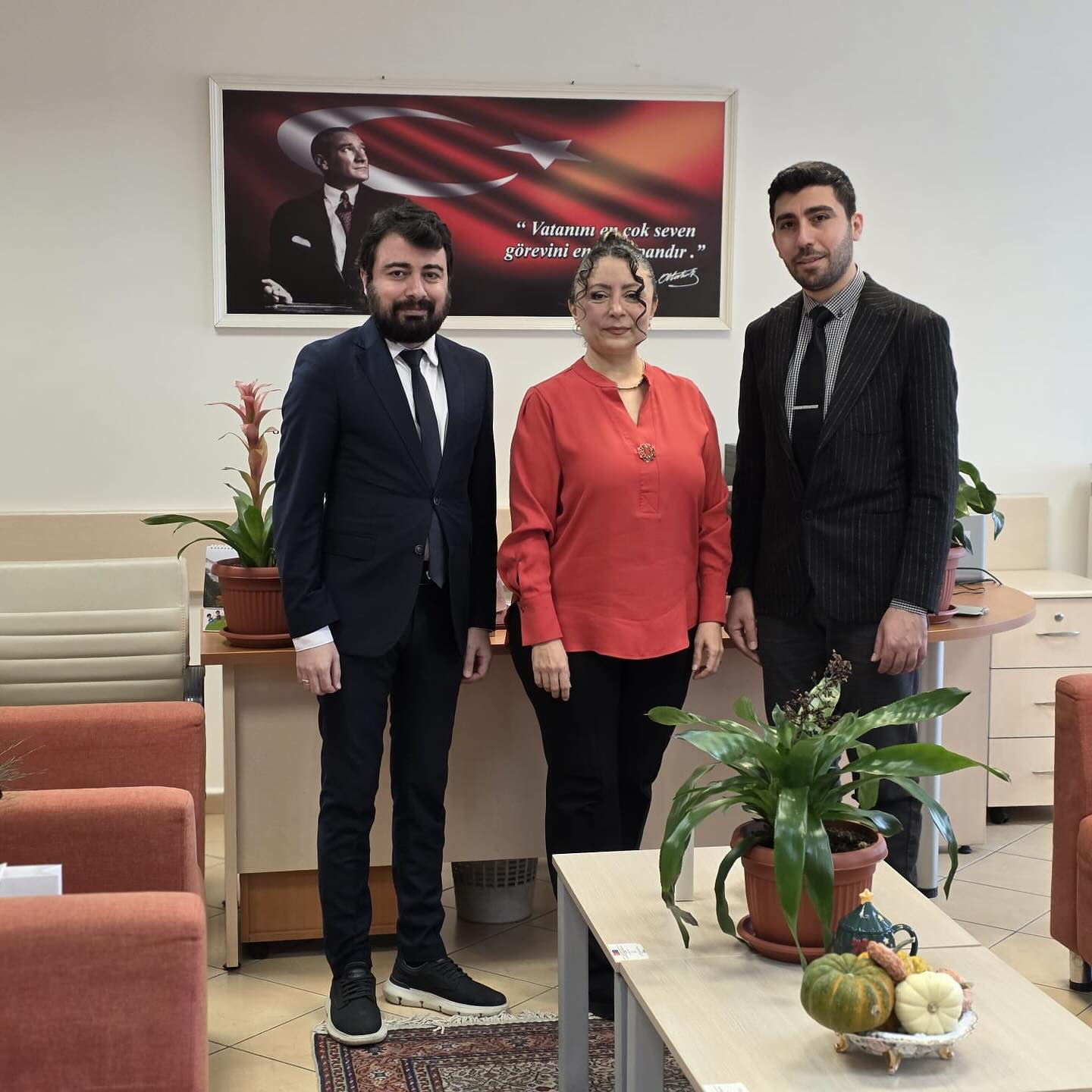 📍 Ankara’da Ergoterapi İçin Güçlü İş Birlikleri
Ergoterapi Derneği olarak Ankara’da ergoterapi bölümü bulunan üniversitelerimizi ziyaret ederek akademisyenlerimiz ve geleceğin ergoterapist adaylarıyla bir araya geldik.
Mesleğimizin bilimsel temellerini güçlendirmek, eğitim–uygulama iş birliğini artırmak ve ülkemizde ergoterapinin gelişimine katkı sunmak amacıyla gerçekleştirdiğimiz bu ziyaretlerde;✨ Eğitim süreçleri✨ Klinik uygulamalar✨ Akademik iş birlikleri✨ Gelecek projelerüzerine verimli ve ilham veren görüşmeler gerçekleştirdik.
Ankara’da bizleri içtenlikle karşılayan tüm değerli hocalarımıza ve öğrencilerimize teşekkür ederiz.
Ergoterapi; bilimle, iş birliğiyle ve ortak vizyonla büyümeye devam ediyor.Birlikte güçlüyüz…
❗️Üniversitelere ziyaretler bayram sonrası devam edilecek olup Lokman Hekim Üniversitesi Ergoterapi Bölüm Başkanı'mızın yakının kaybı nedeniyle ziyaretimiz ertelenmiştir. Hocamıza baş sağlığı merhuma rahmet dileriz.